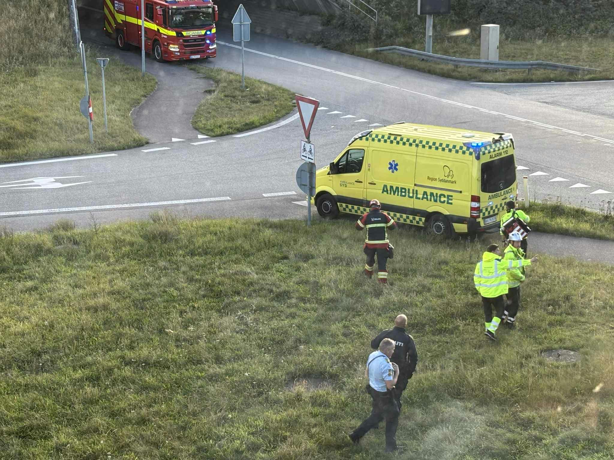 Ambulancer og redningsmandskab er fremme på stedet ligefør Storebælt, hvor en person er blevet ramt af toget.