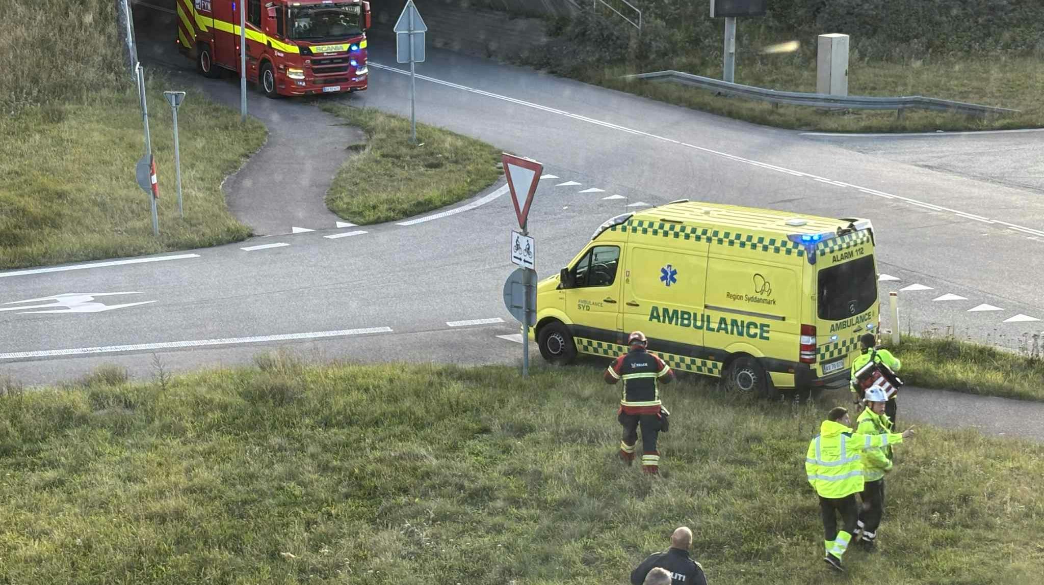 Ambulancer og redningsmandskab er fremme på stedet ligefør Storebælt, hvor en person er blevet ramt af toget.