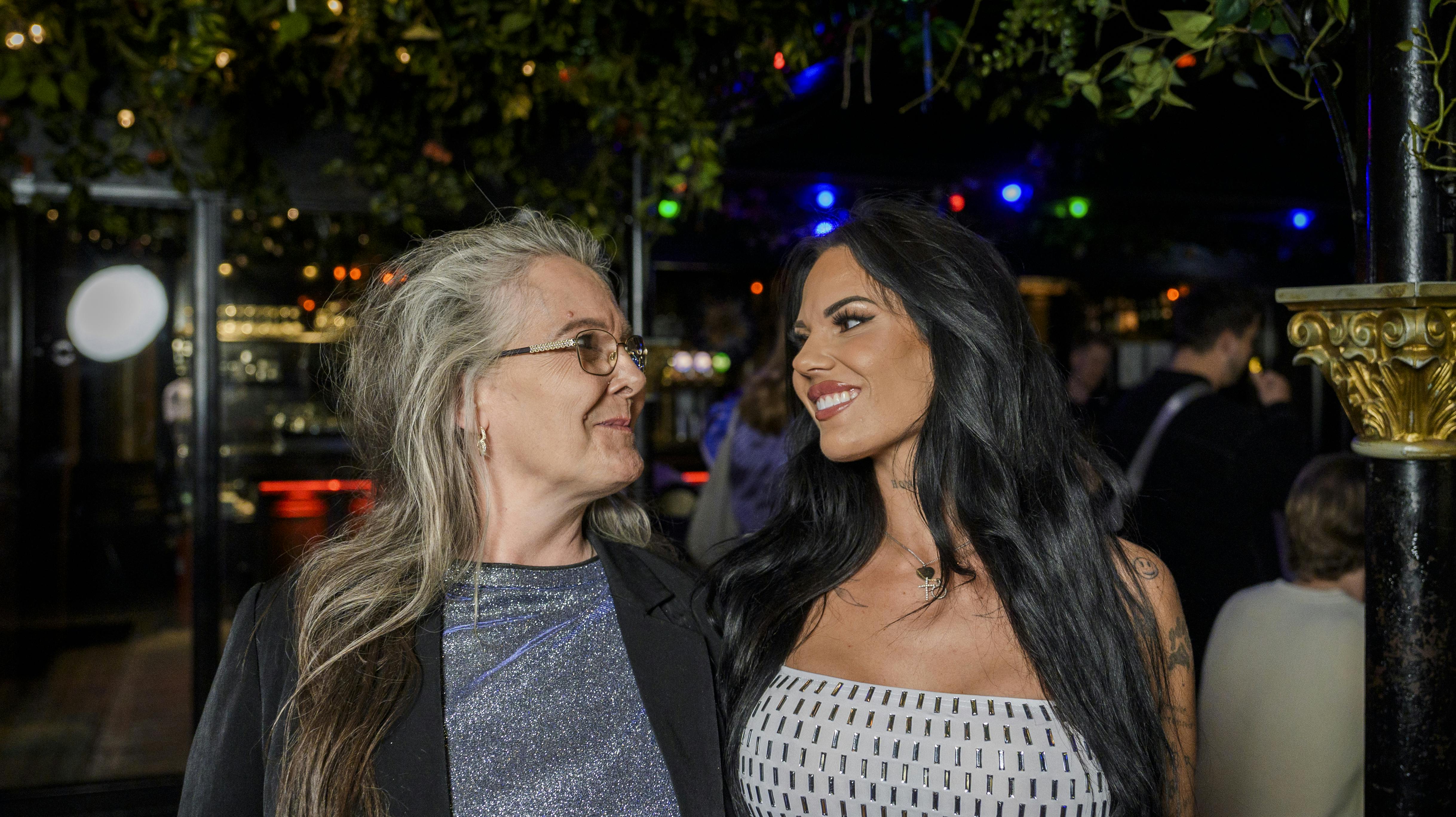 Fleur Trubka og datteren Christel Trubka. Fleur ser ivrigt med, når Christel laver tv - også selvom det nogengange blive intimt.