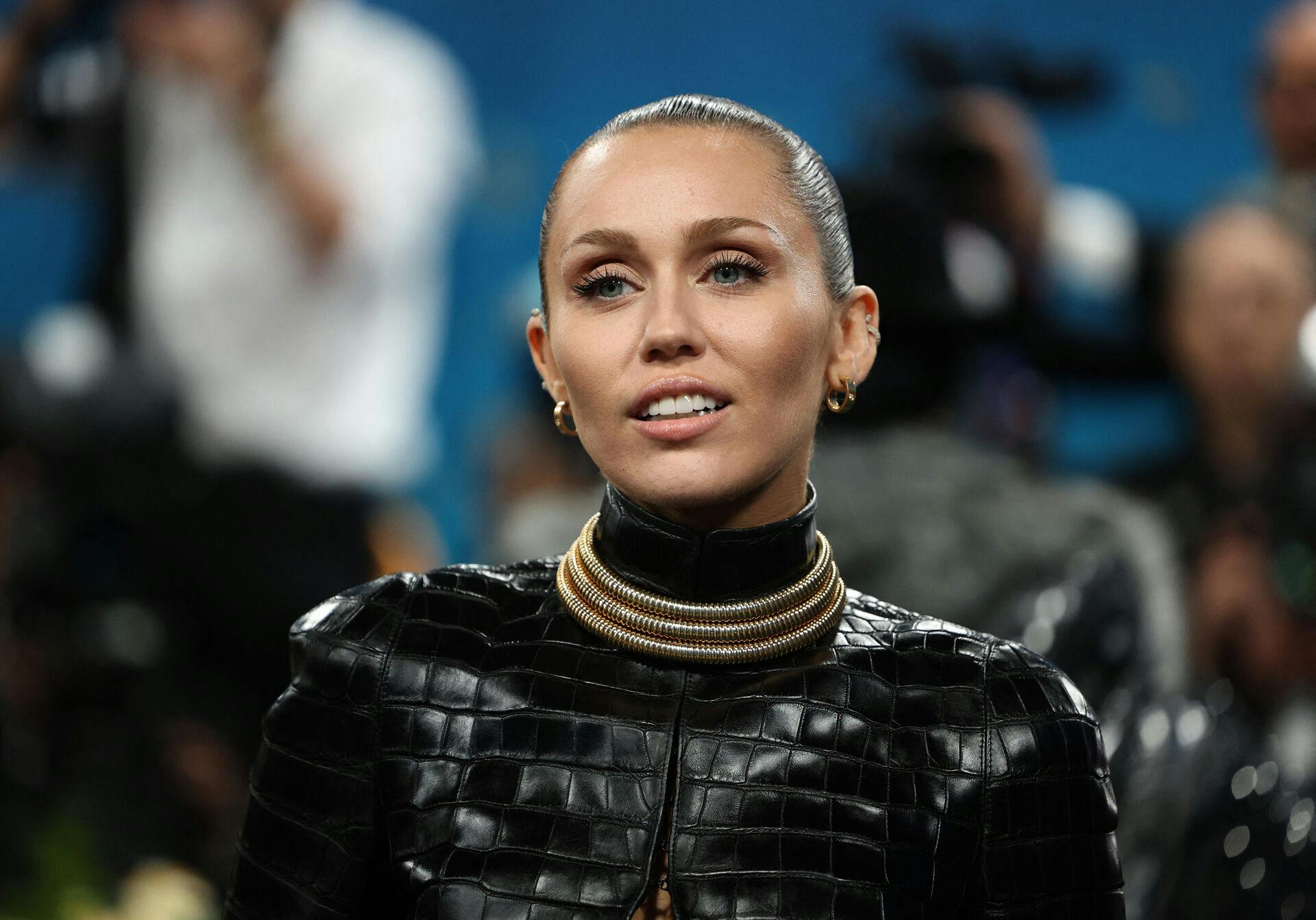 Miley Cyrus smider endnu en gang tøjet. 
