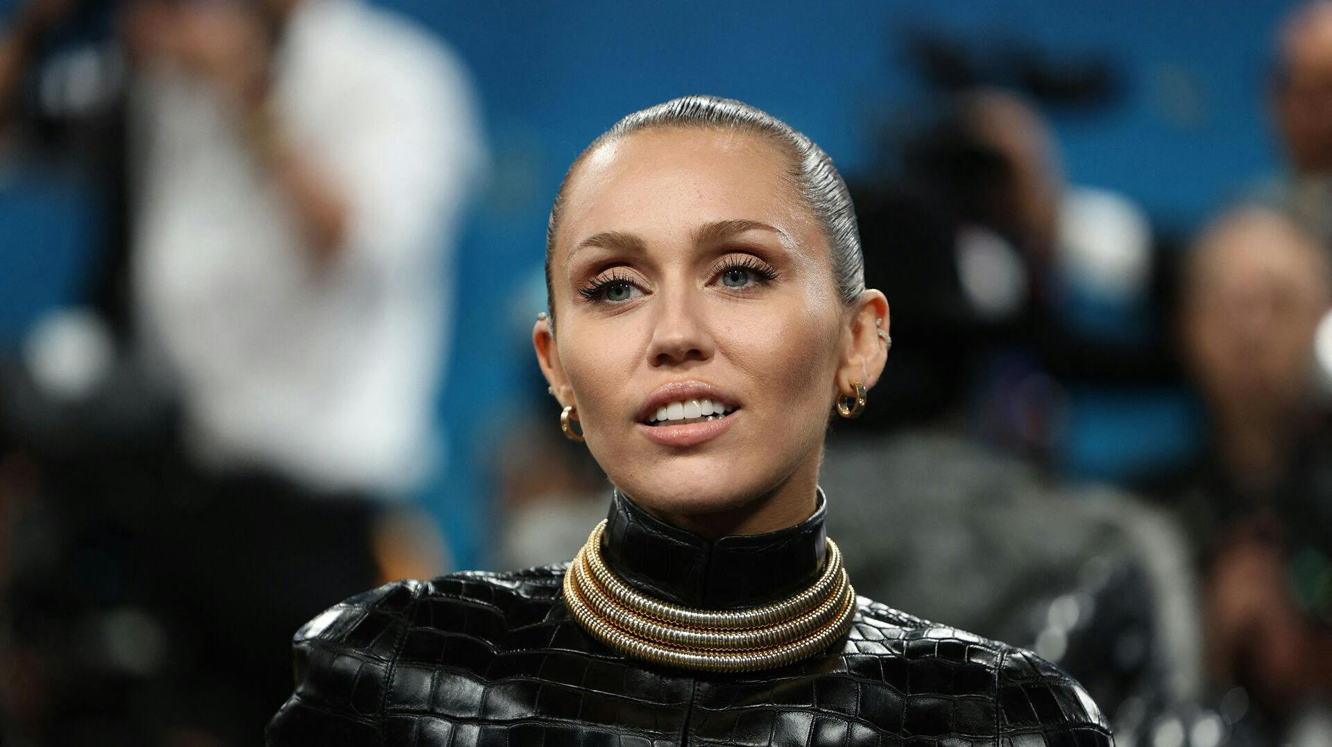 Miley Cyrus smider endnu en gang tøjet.