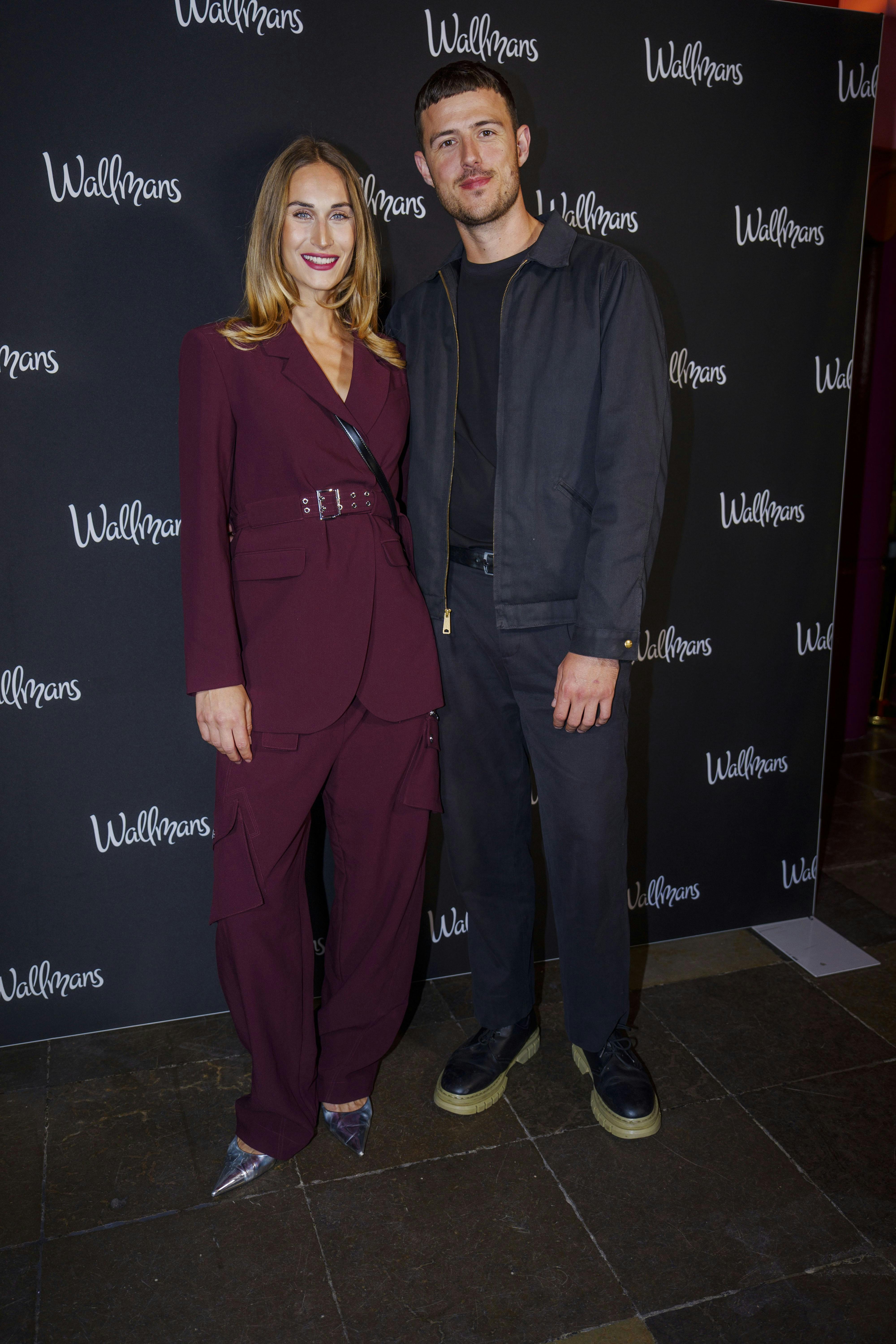 May Lifschitz og hendes forlovede Jens dukkede onsdag aften op til premieren på Wallmans dinnerparty.