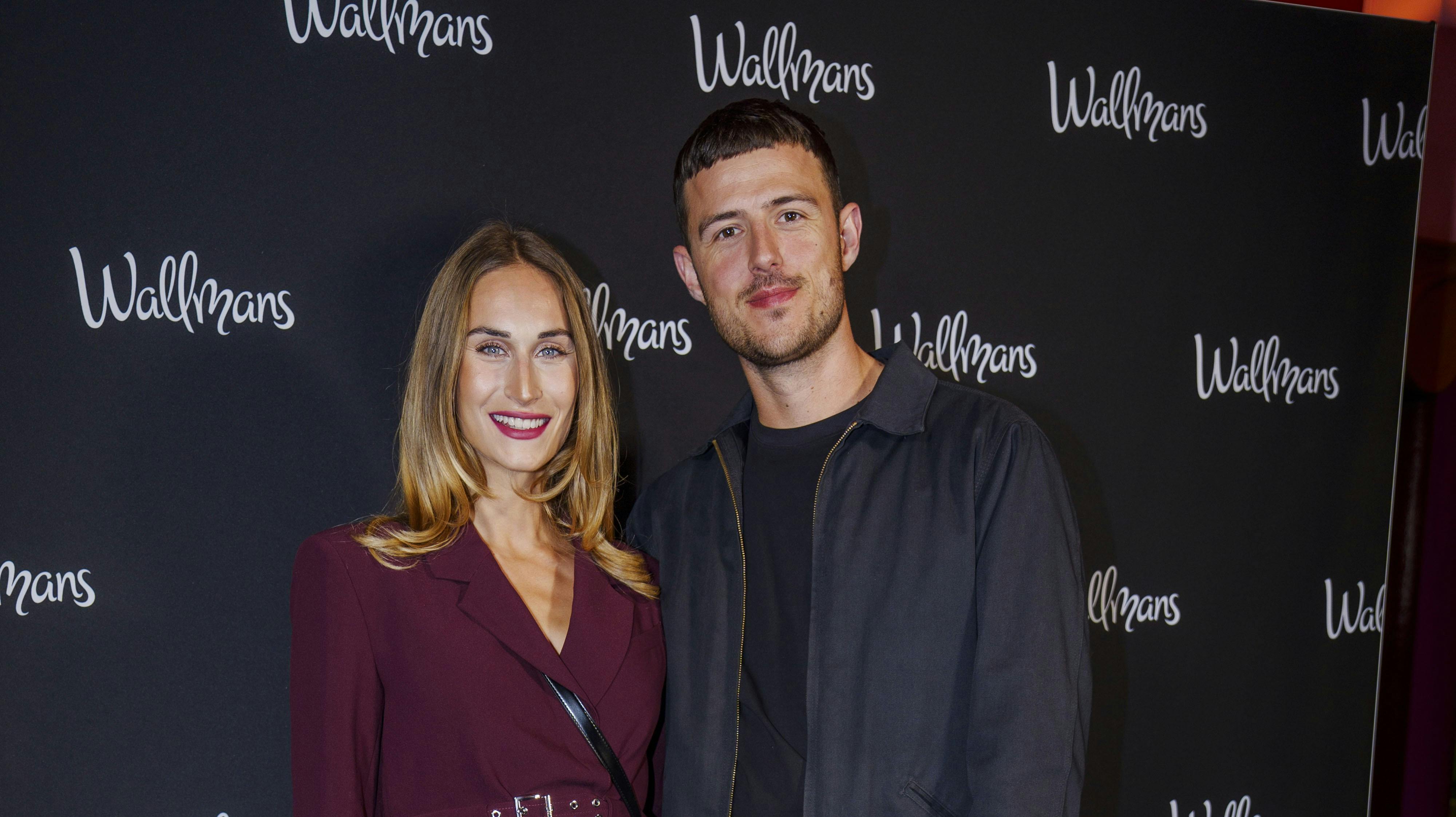 May Lifschitz og hendes forlovede Jens dukkede onsdag aften op til premieren på Wallmans dinnerparty.