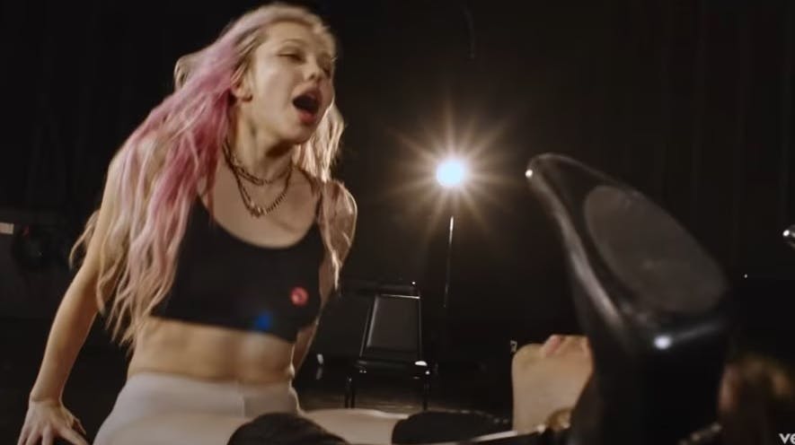 ADÉLA giver den i den grad gas i ny musikvideo, hvor hun blandt andet spreder ben og byder mand velkommen mellem hendes ben.