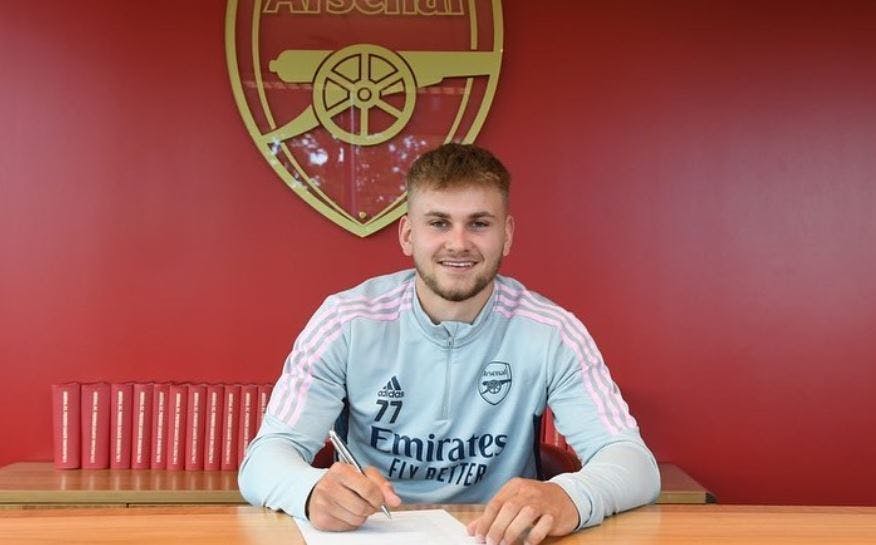 Billy Vigar skrev under på sin første professionelle kontrakt med Arsenal i 2022.&nbsp;