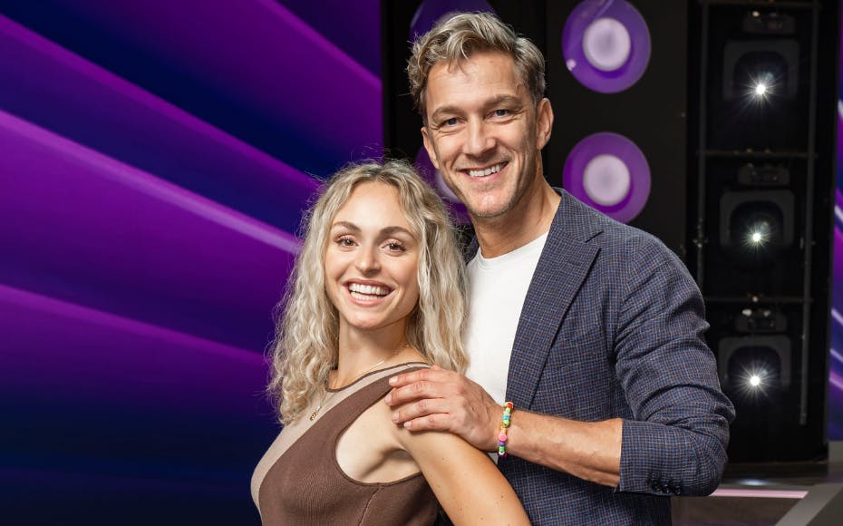 Jasmin Lind og Michael Olesen er fredag morgen gået i gang med at kapre stemmer fra seerne. 