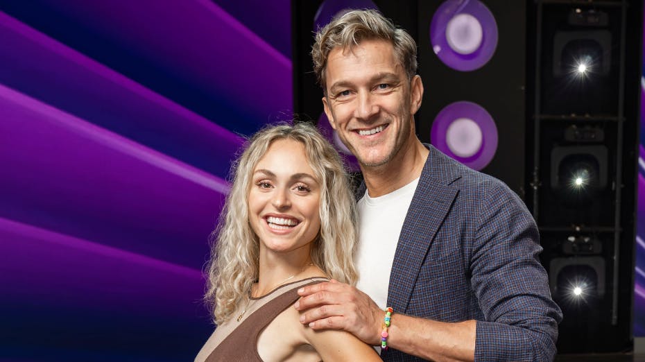 Jasmin Lind og Michael Olesen er fredag morgen gået i gang med at kapre stemmer fra seerne.