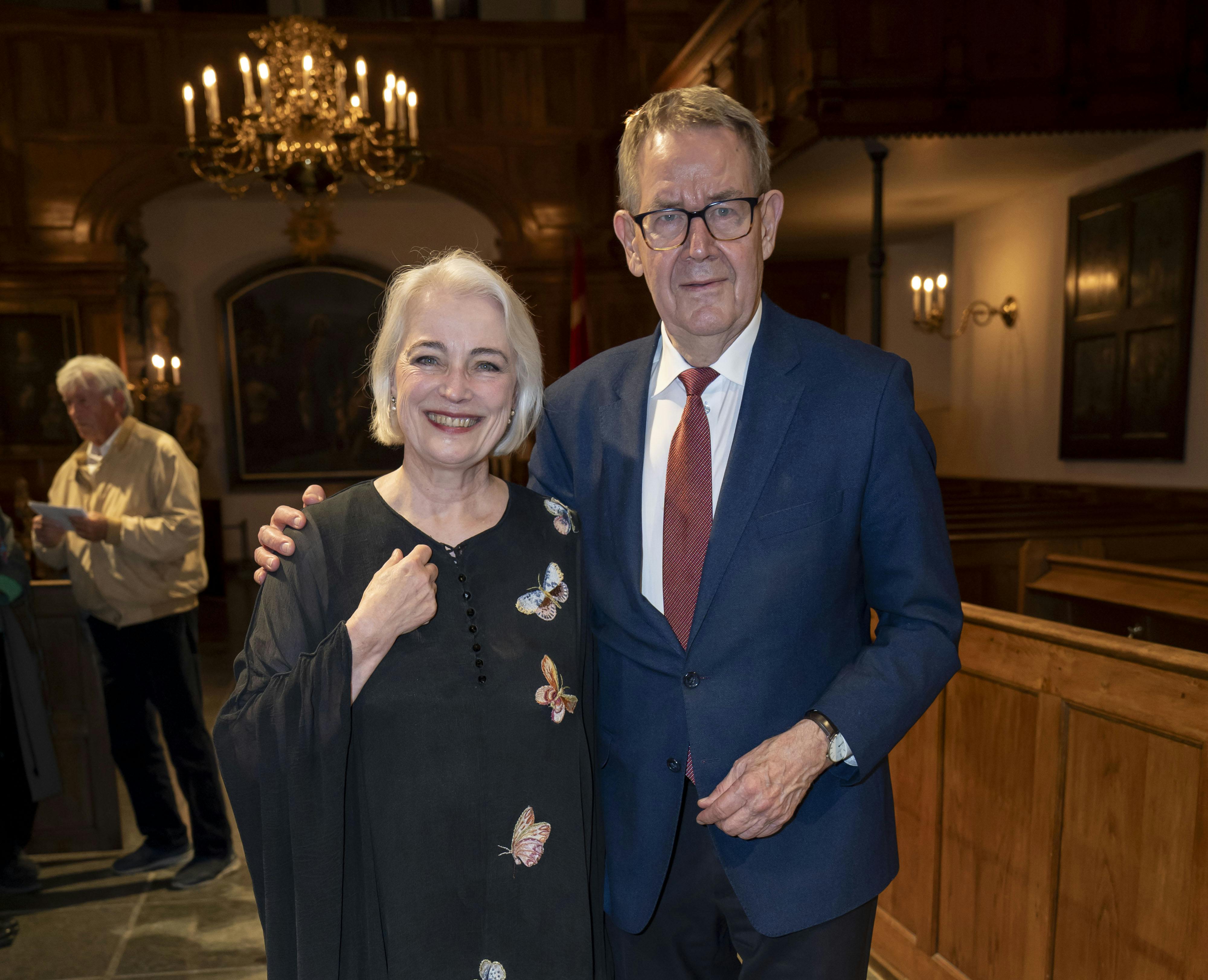 Torsdag aften ankom den tidligere statsminister med sin nye kærlighed under armen, blokfløjtevirtuosen Michala Petri. Parret var til støttekoncert, arrangeret af Lone Dybkjær Fonden&nbsp;, i Holmens Kirke.