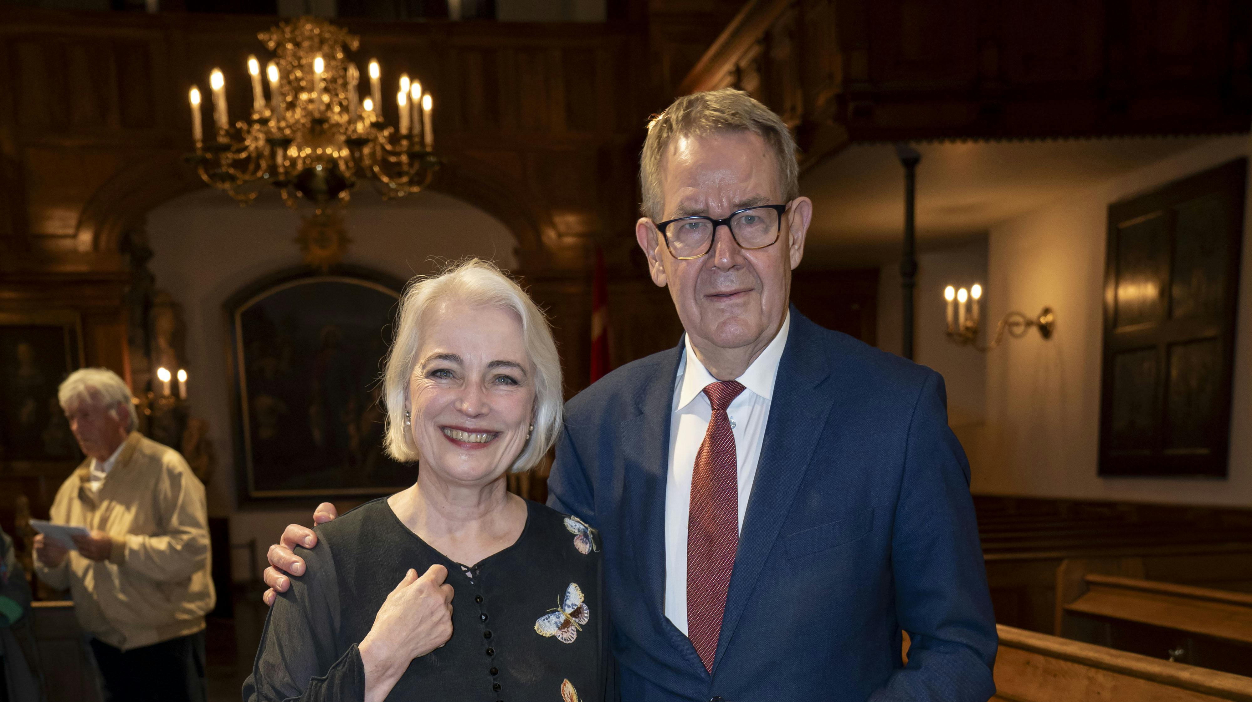Torsdag aften ankom den tidligere statsminister med sin nye kærlighed under armen, blokfløjtevirtuosen Michala Petri. Parret var til støttekoncert, arrangeret af Lone Dybkjær Fonden , i Holmens Kirke.
