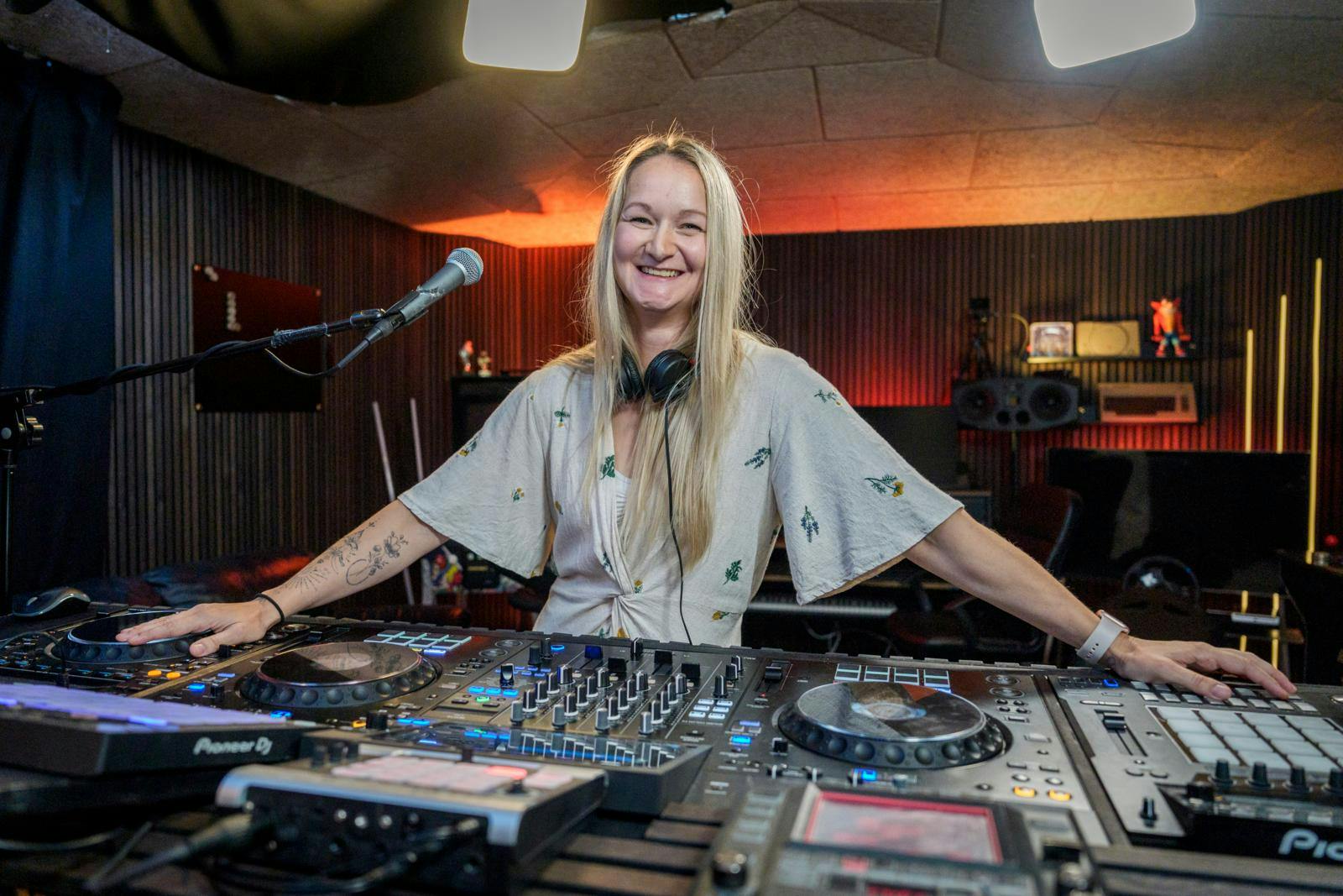 Mette fra "Den store bagedyst" spiller musik for hele verden på Twitch.