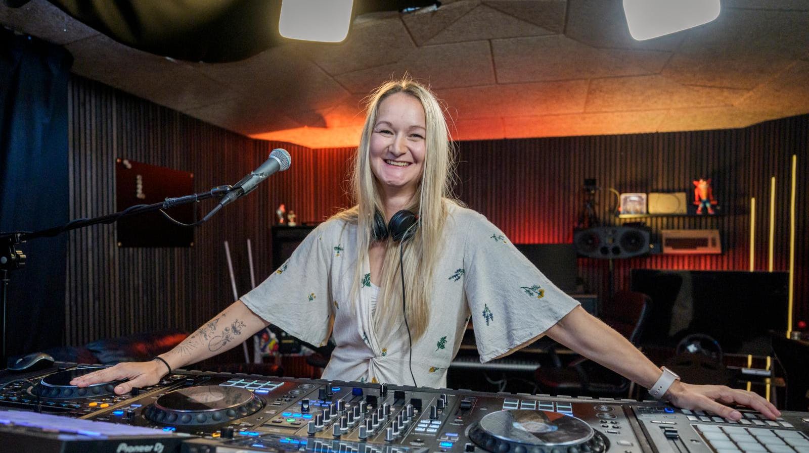 Mette fra "Den store bagedyst" spiller musik for hele verden på Twitch.