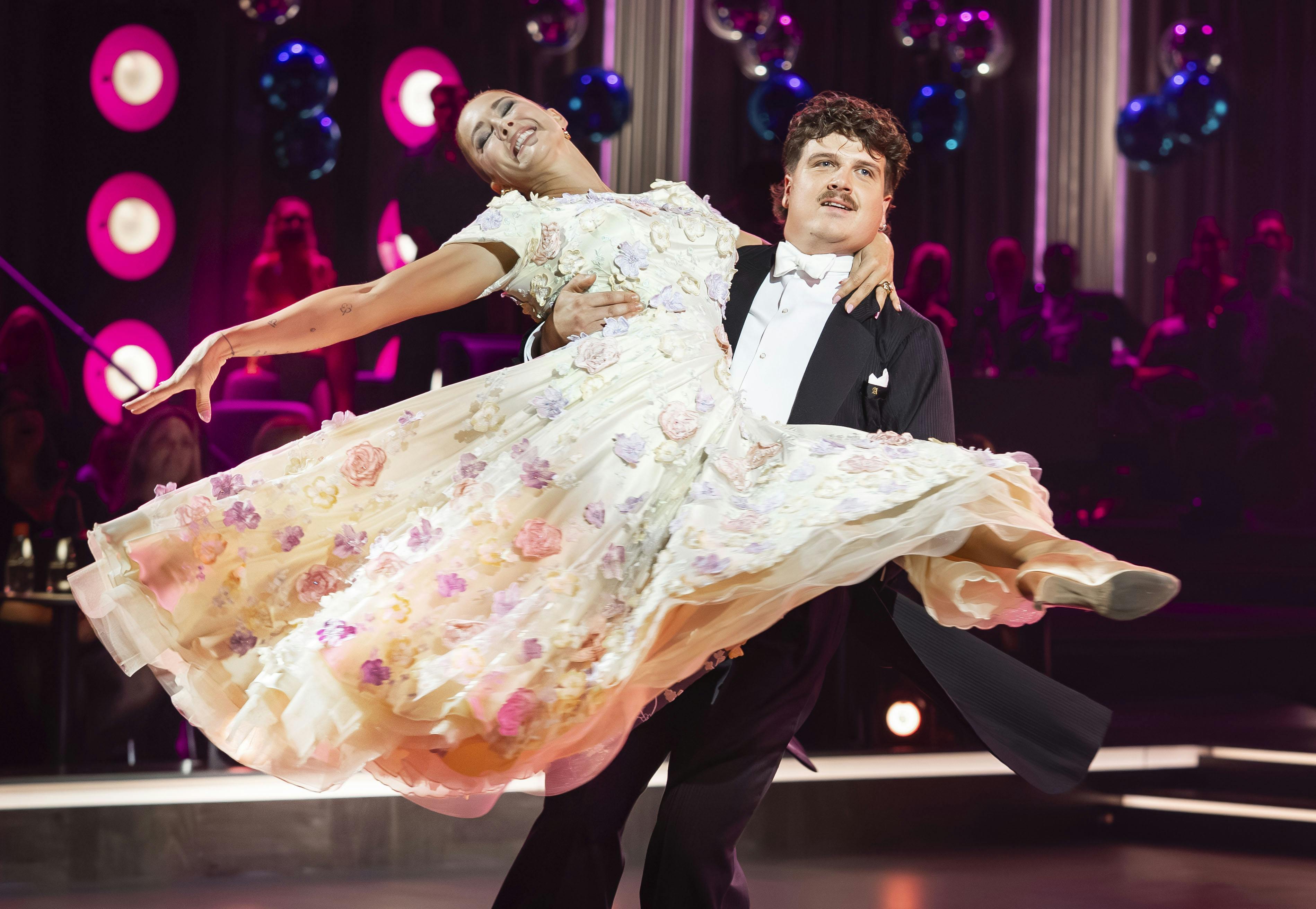 Alfred Midé Erichsen fik svunget Camilla Dalsgaard rundt på gulvet i sæsonpremieren på "Vild med dans".