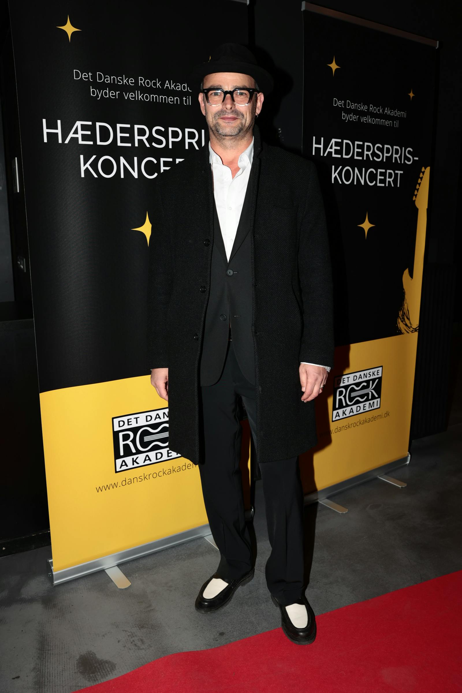 Det bliver enormt følsomt for Michel at optræde med sin fars, Peter Bellis, sange.