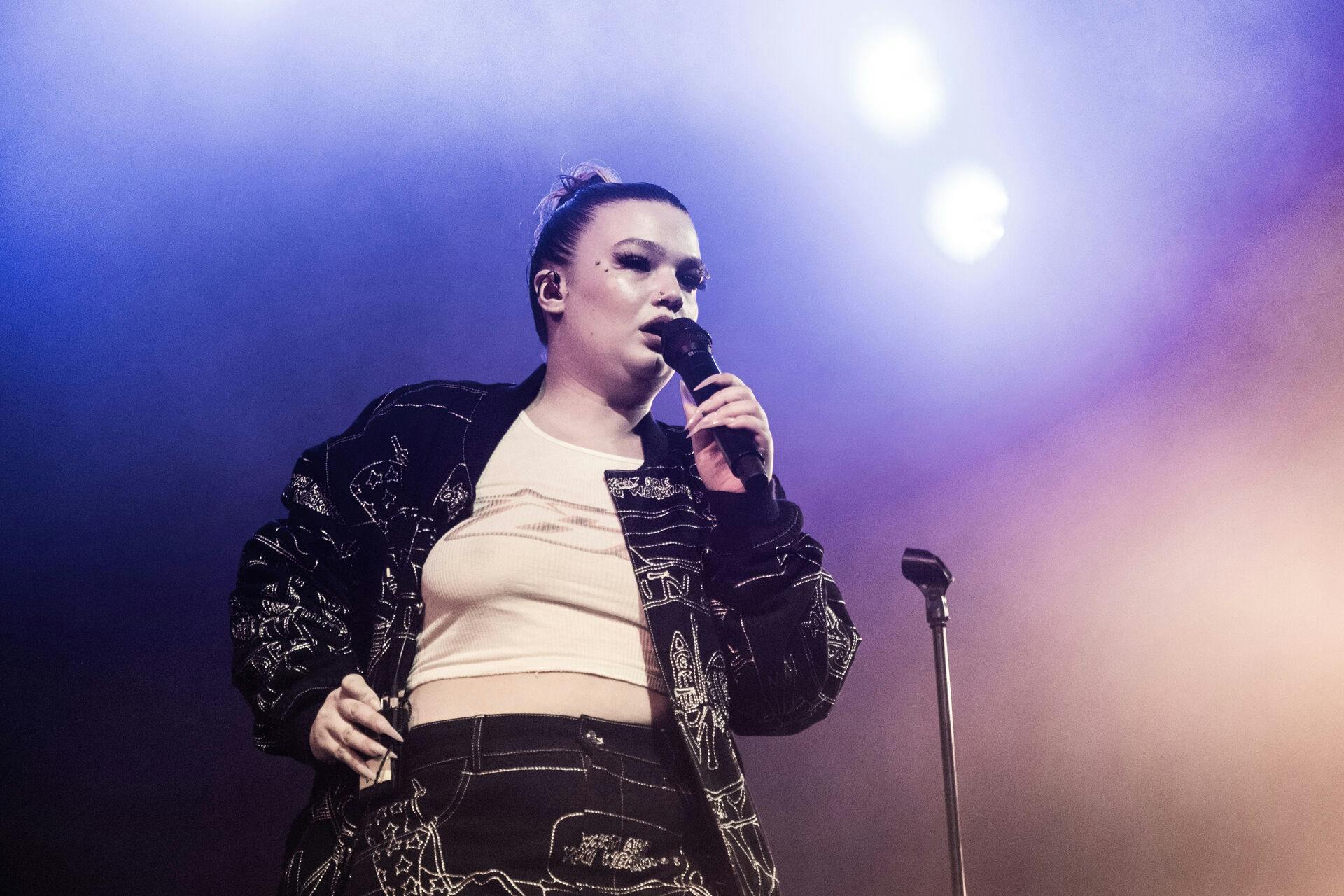 Lola Young, da hun i sommer spillede på Arena på Roskilde Festival.