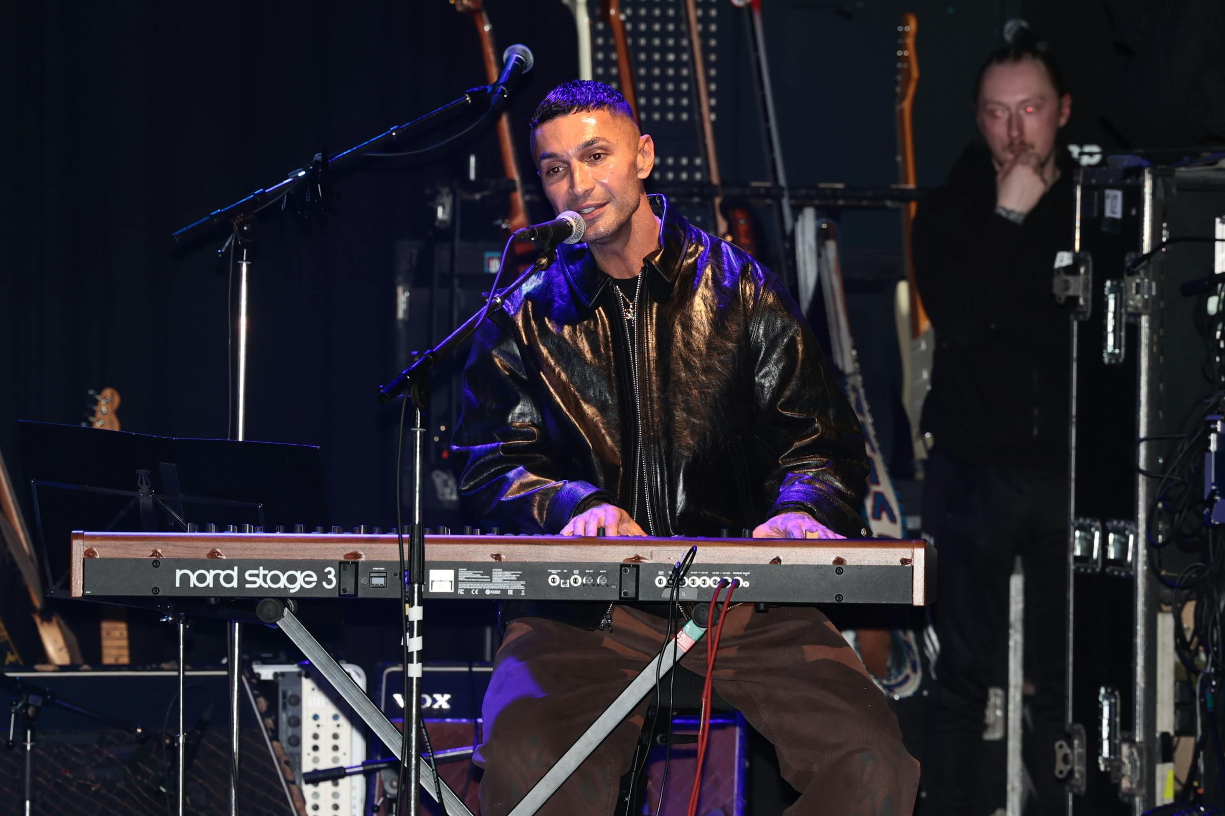 Burhan G har i aftenens anledning iført sig en rock n roll-læderjakke. Lidt varmt, ser det ud til.