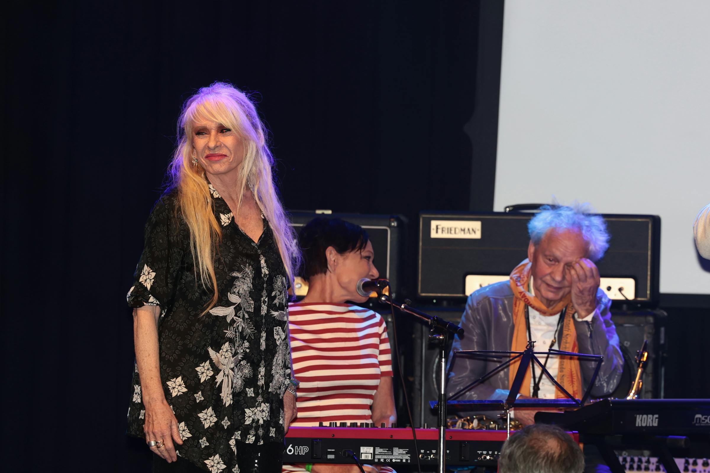 En række solister optræder med prismodtagernes sange. Men de spiller også selv. Her er Sanne i aktion.