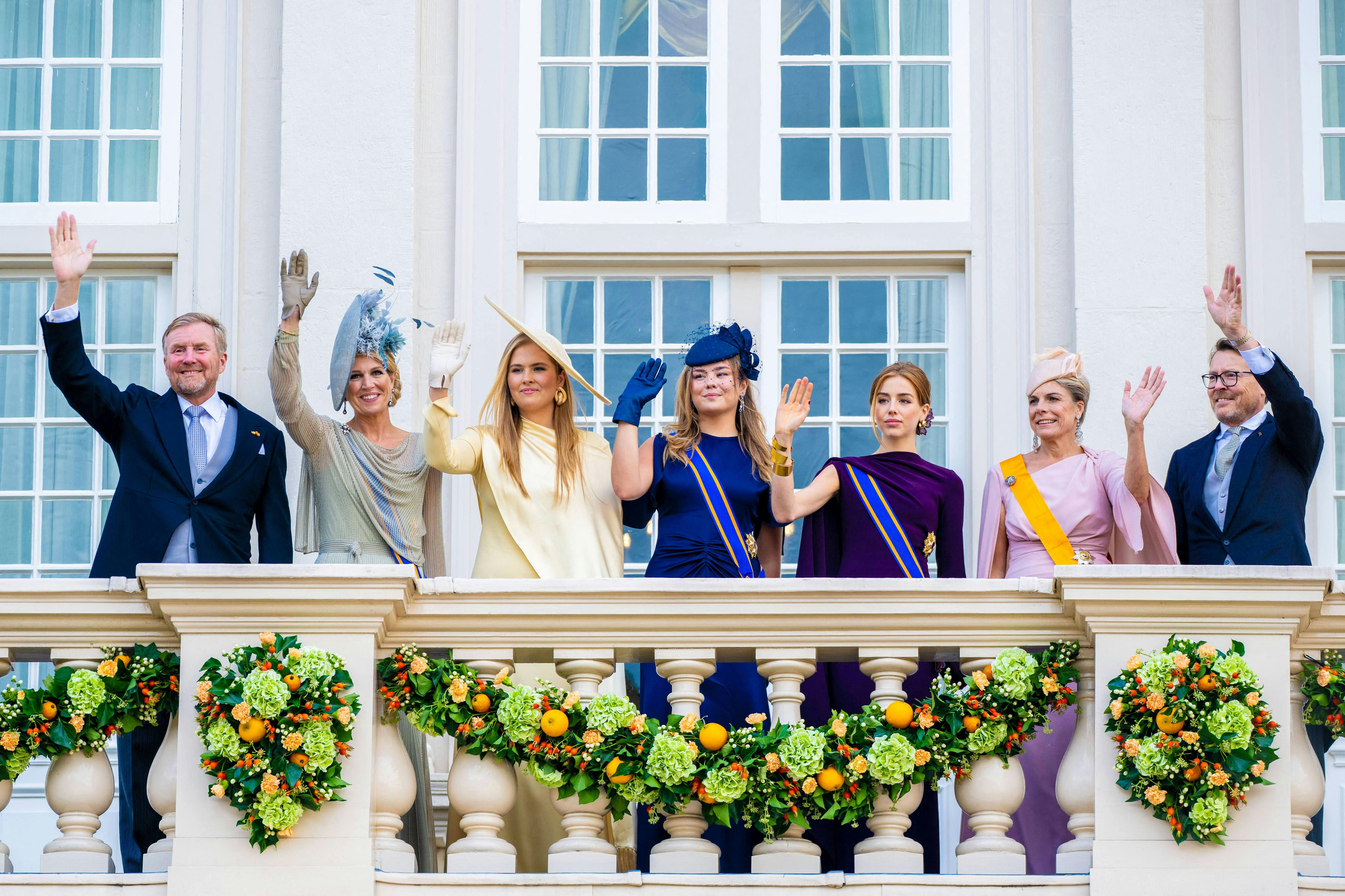 Prinsesse Alexia til åbningen af parlamentsåret 16. september - også kaldet Prinsjedag. Her deltog hun med resten af den hollandske kongefamilie. På billedet er det: Kong Willem-Alexander, dronning Maxima, prinsesse Amalia, prinsesse Alexia, prinsesse Ariane, prins Constantijn og prinsesse Laurentien, der vinker fra paladset balkon, inden de bliver hentet i hestevogn og kørt til arrangementet.