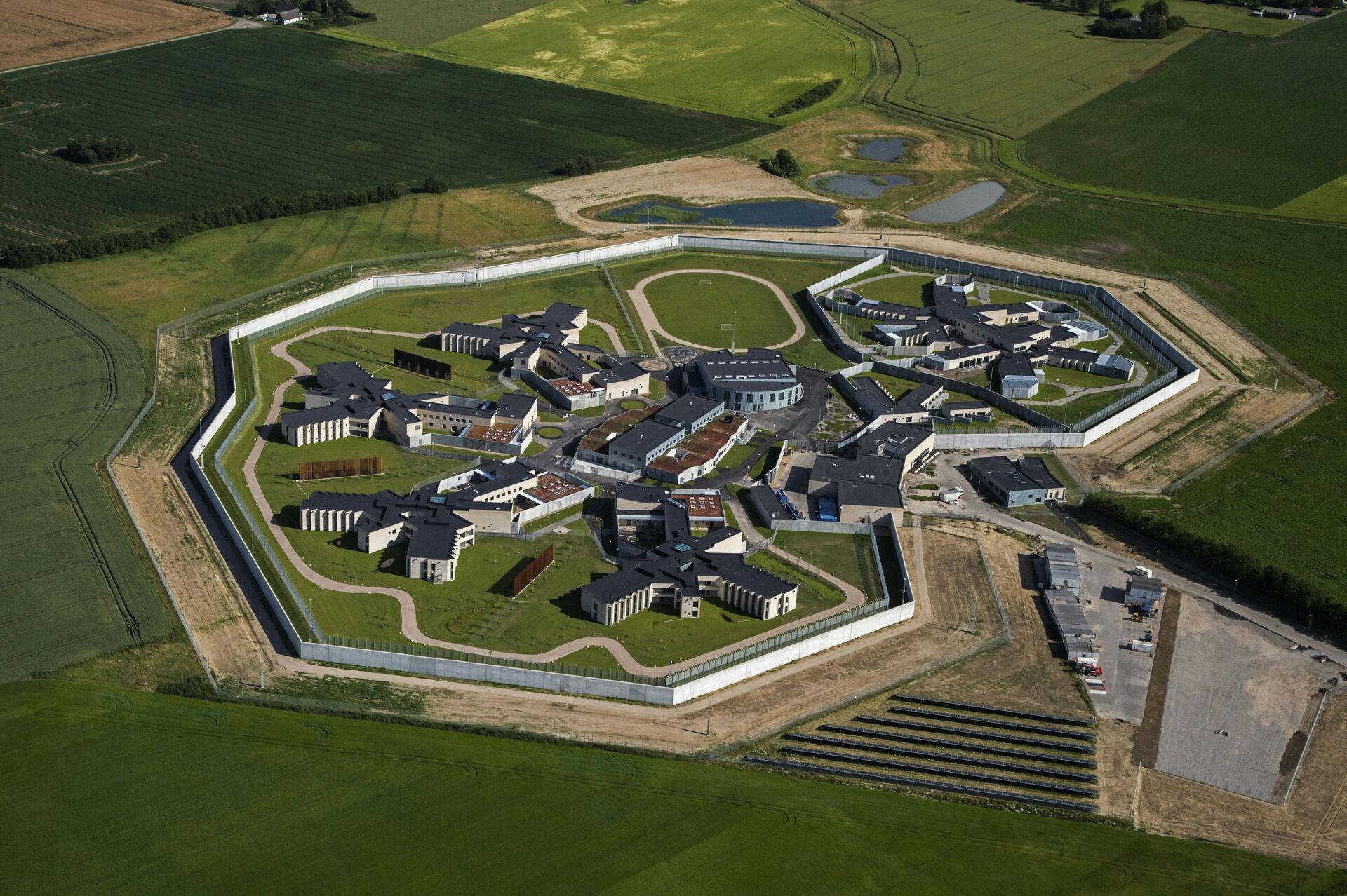 Philip Westh har siddet varetægtsfængslet i Storstrøms Fængsel, mens sagen mod ham har stået på. Han har siddet oppe til højre, hvor man kan se, at der er et fængsel inde i fængslet. Han har nemlig siddet på den særligt sikrede afdeling.