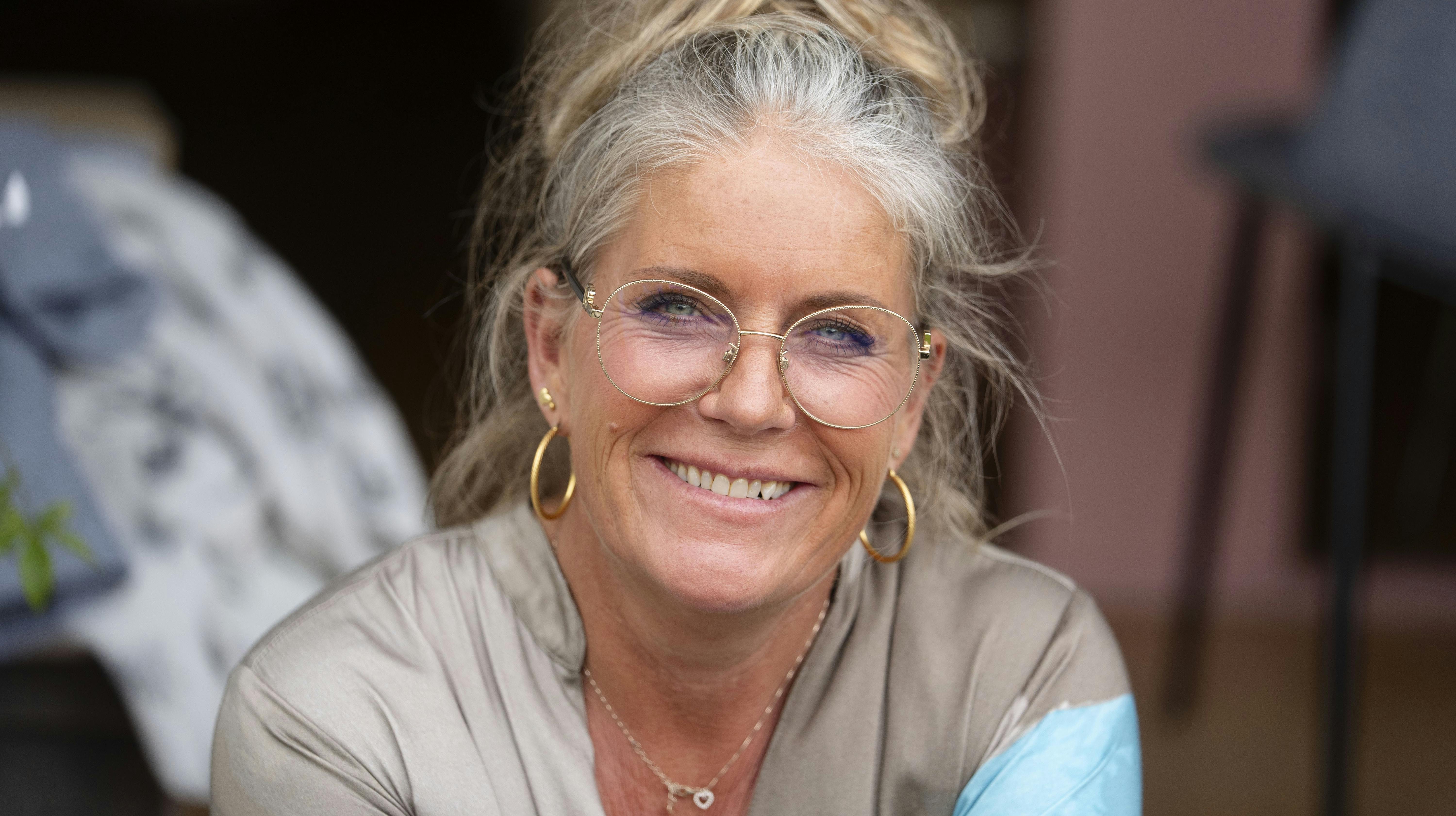 Tine Coster Joost, 52, meldte sig i december sidste år til ”Gift ved første blik”, mens hun sad og ventede på sønnen, der var til fodboldtræning.