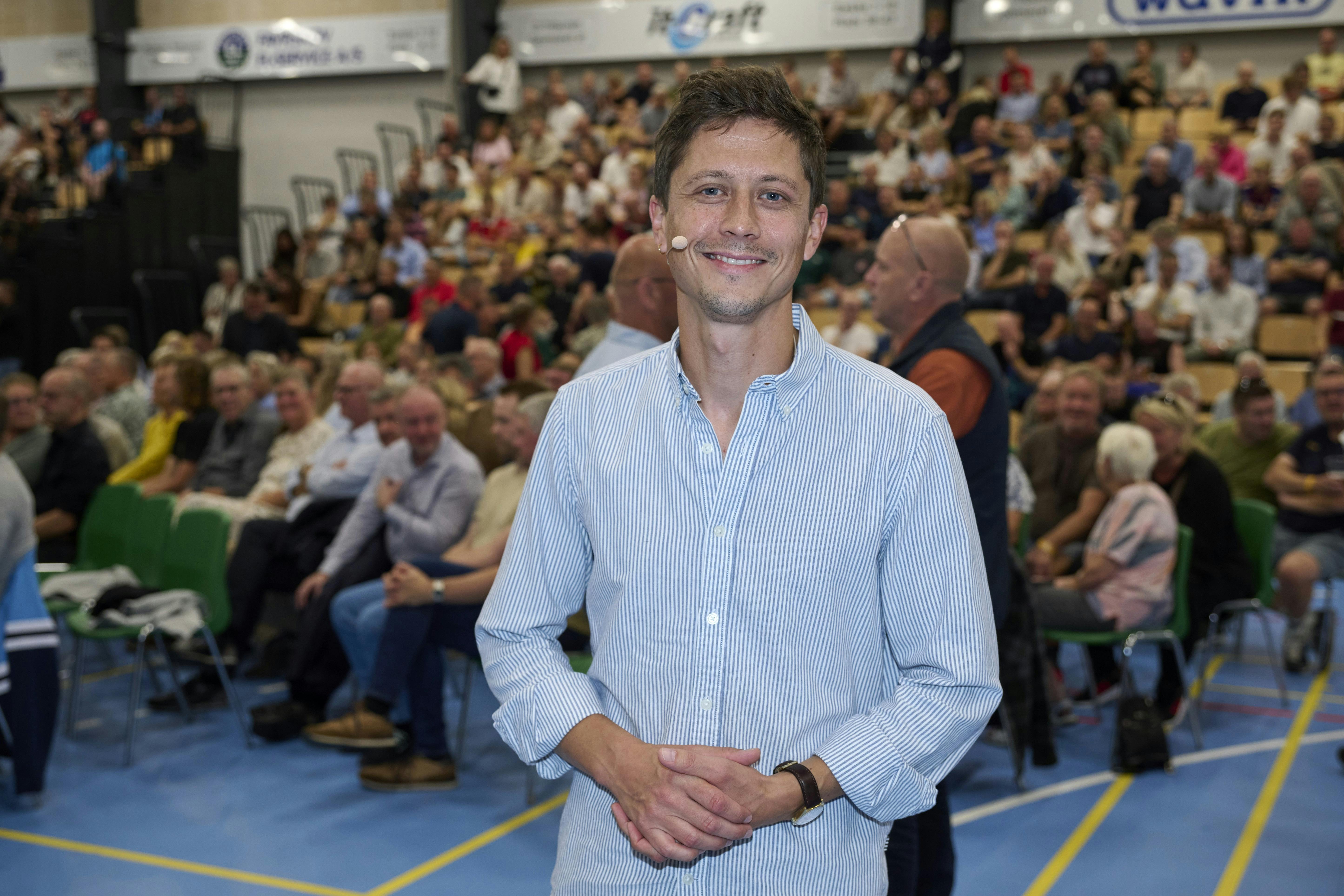 Opgavebeskrivelse: Indvielse af Chris Anker Lounge. Foredrag og fest til minde om Chris AnkerSted: Hammel IdrætscenterFotograf: Lars H. LaursenJournalist: Ulrik UlriksenDato: 2025.09.20