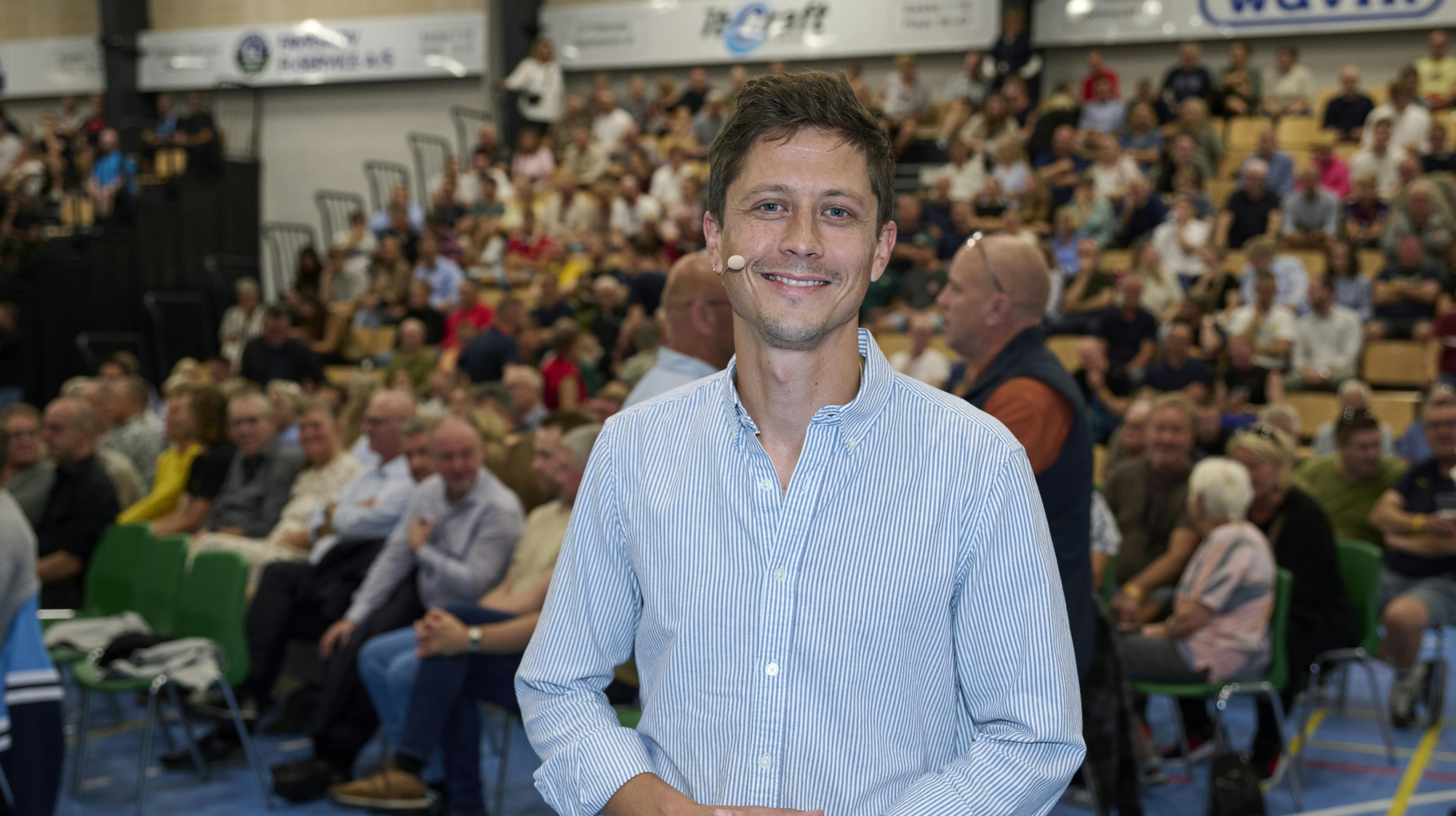 Opgavebeskrivelse: Indvielse af Chris Anker Lounge. Foredrag og fest til minde om Chris AnkerSted: Hammel IdrætscenterFotograf: Lars H. LaursenJournalist: Ulrik UlriksenDato: 2025.09.20