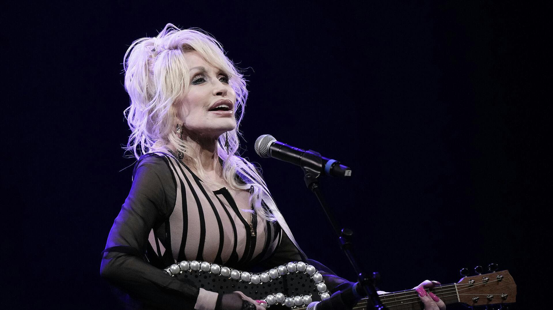 Dolly Parton må udskyde flere koncerter på grund af sit helbred.