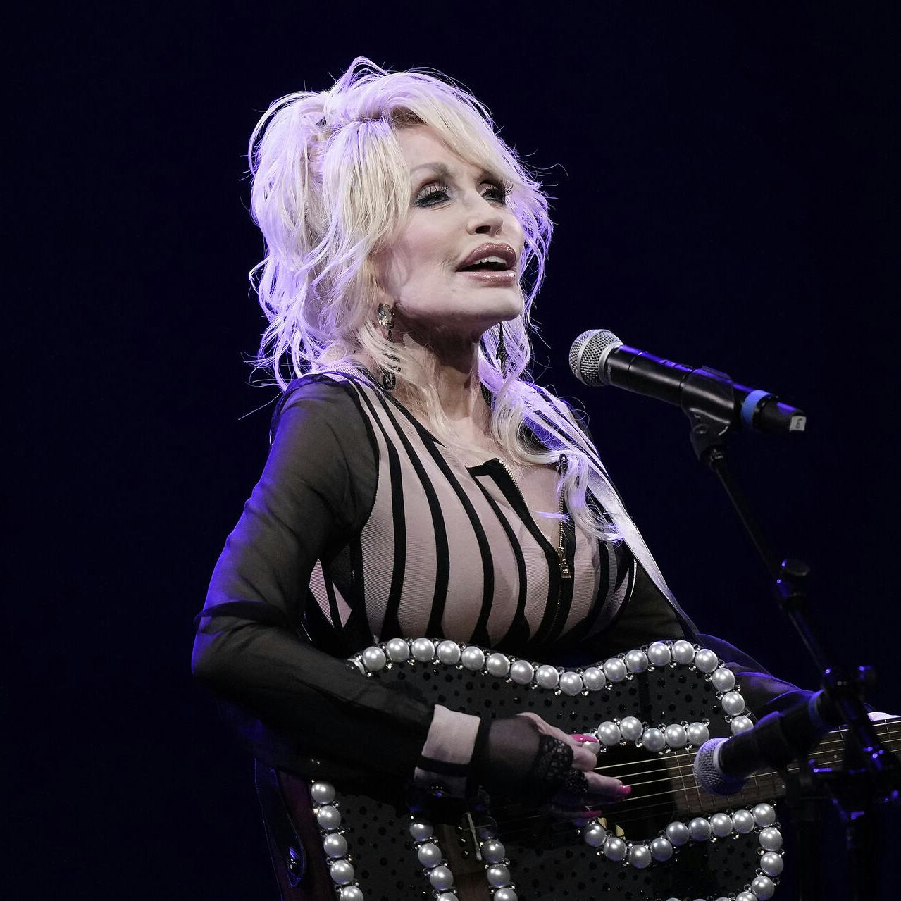 Dolly Parton må udskyde flere koncerter på grund af sit helbred.
