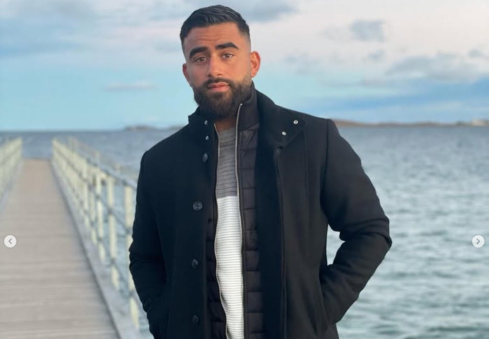 Ahmarni er særdeles populær på de sociale medier, hvor han har tusindvis af følgere. Nu er han tiltalt i en sag, hvor han også er forurettet.