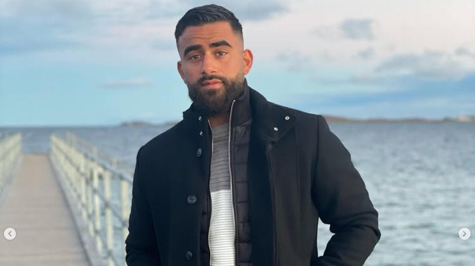 Ahmarni er særdeles populær på de sociale medier, hvor han har tusindvis af følgere. Nu er han tiltalt i en sag, hvor han også er forurettet.