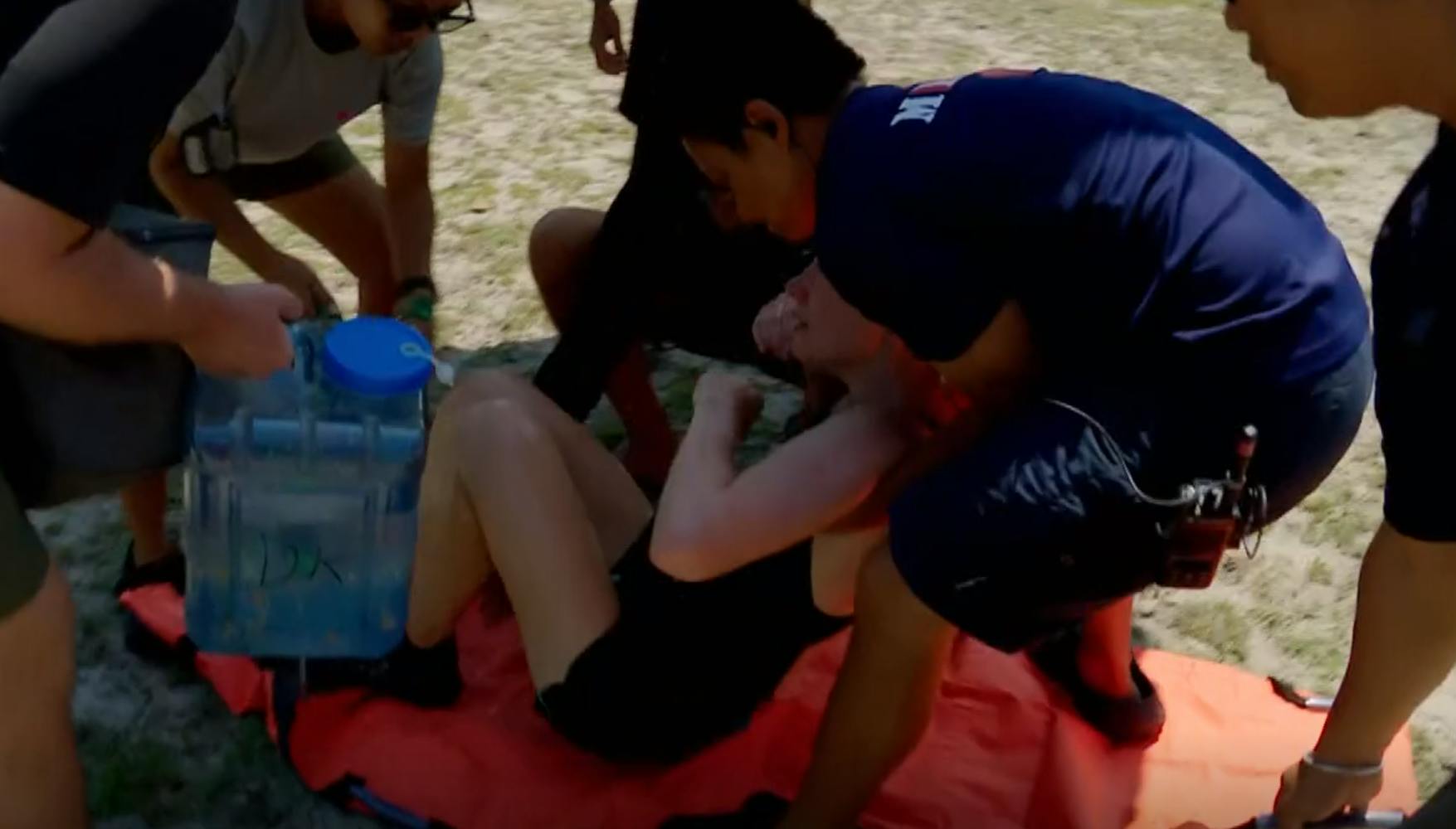 Kira Smed bliver overophedet og må køles ned med vand og isposer.