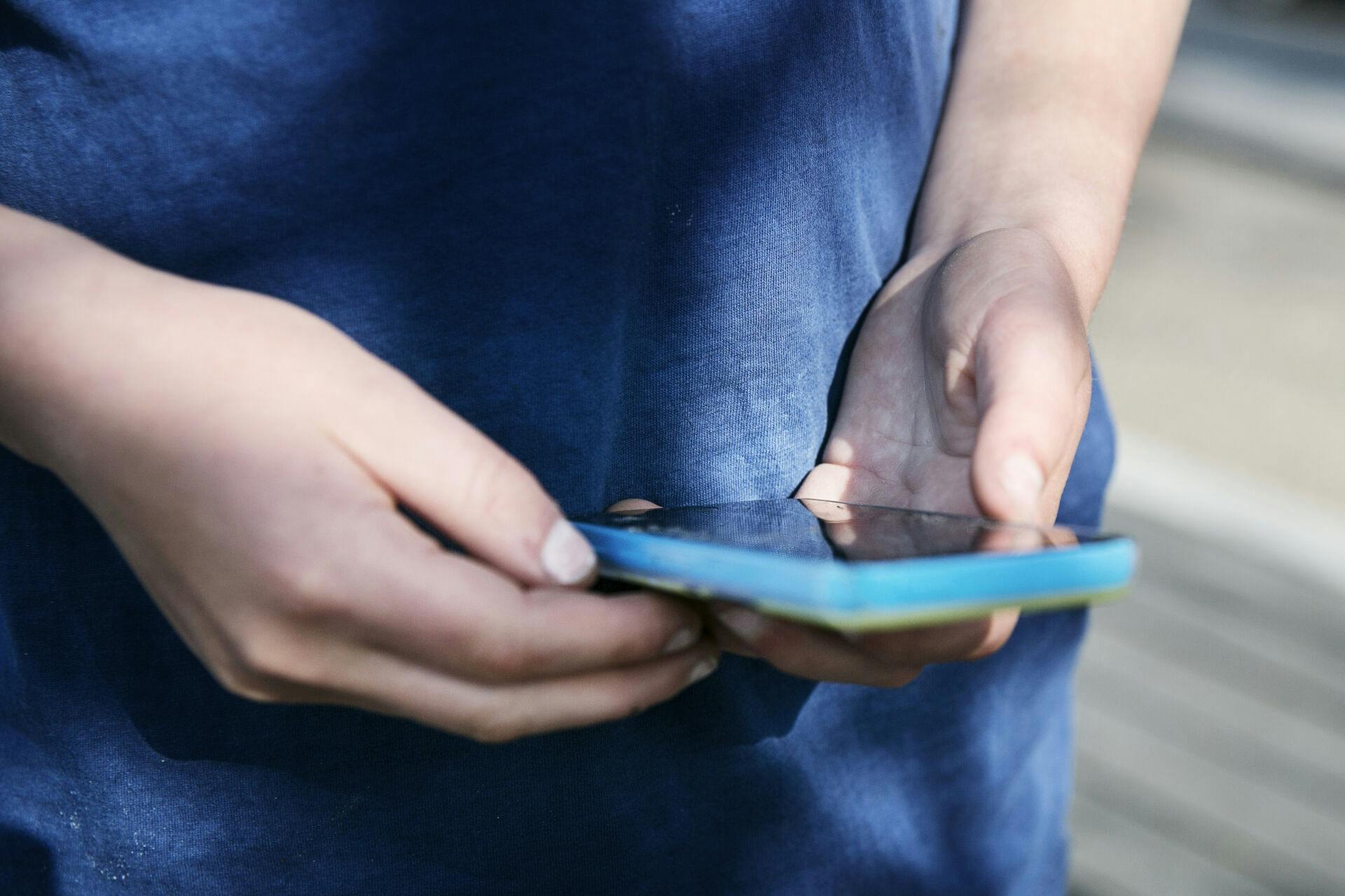 - Mobiltelefoner i skoler og fritidstilbud skaber uro og forstyrrelser i børn og unges hverdag, siger børne- og undervisningsminister Mattias Tesfaye om beslutningen.