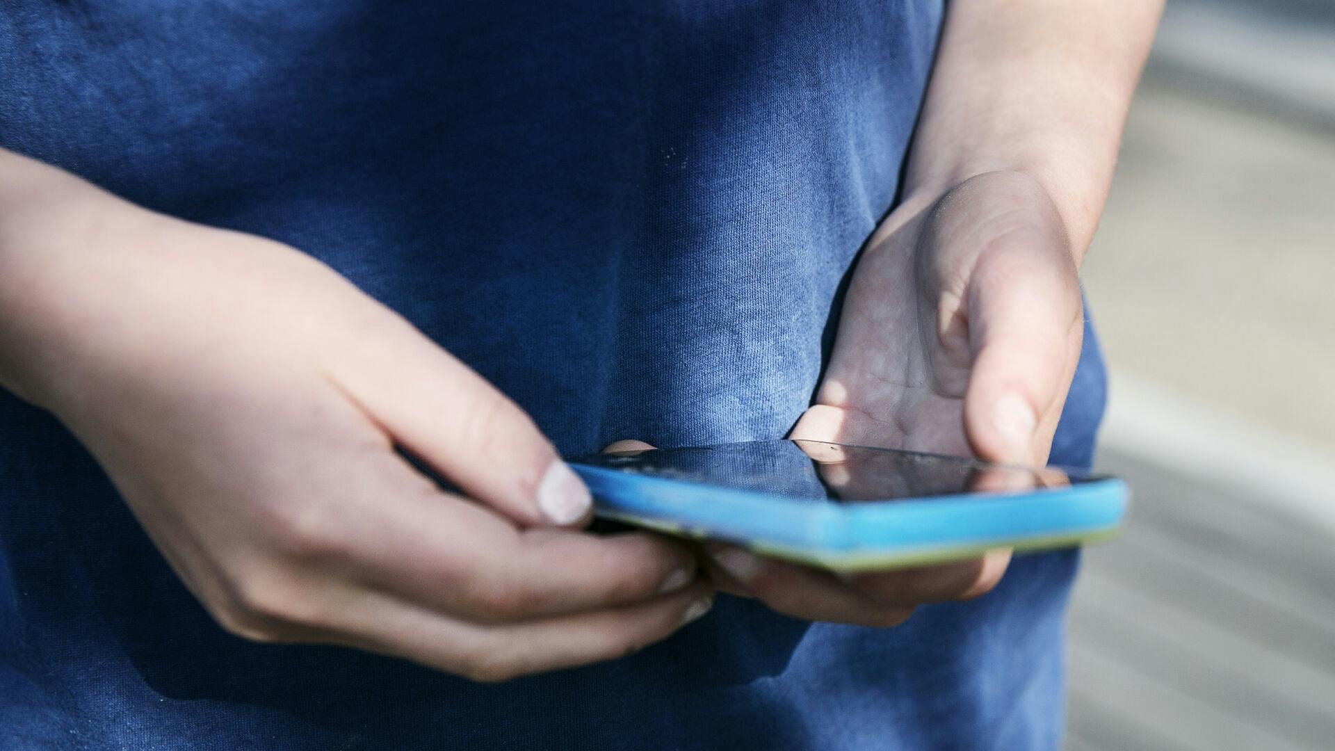 - Mobiltelefoner i skoler og fritidstilbud skaber uro og forstyrrelser i børn og unges hverdag, siger børne- og undervisningsminister Mattias Tesfaye om beslutningen.