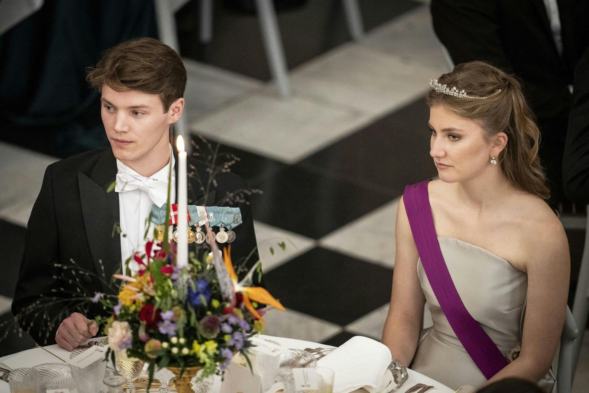 Greve Felix og prinsesse Elisabeth af Belgien under prins Christians 18 års fødselsdag, som fejres med en gallamiddag på Christiansborg Slot i København, søndag den 15. oktober 2023.. (Foto: Mads Claus Rasmussen/Ritzau Scanpix)