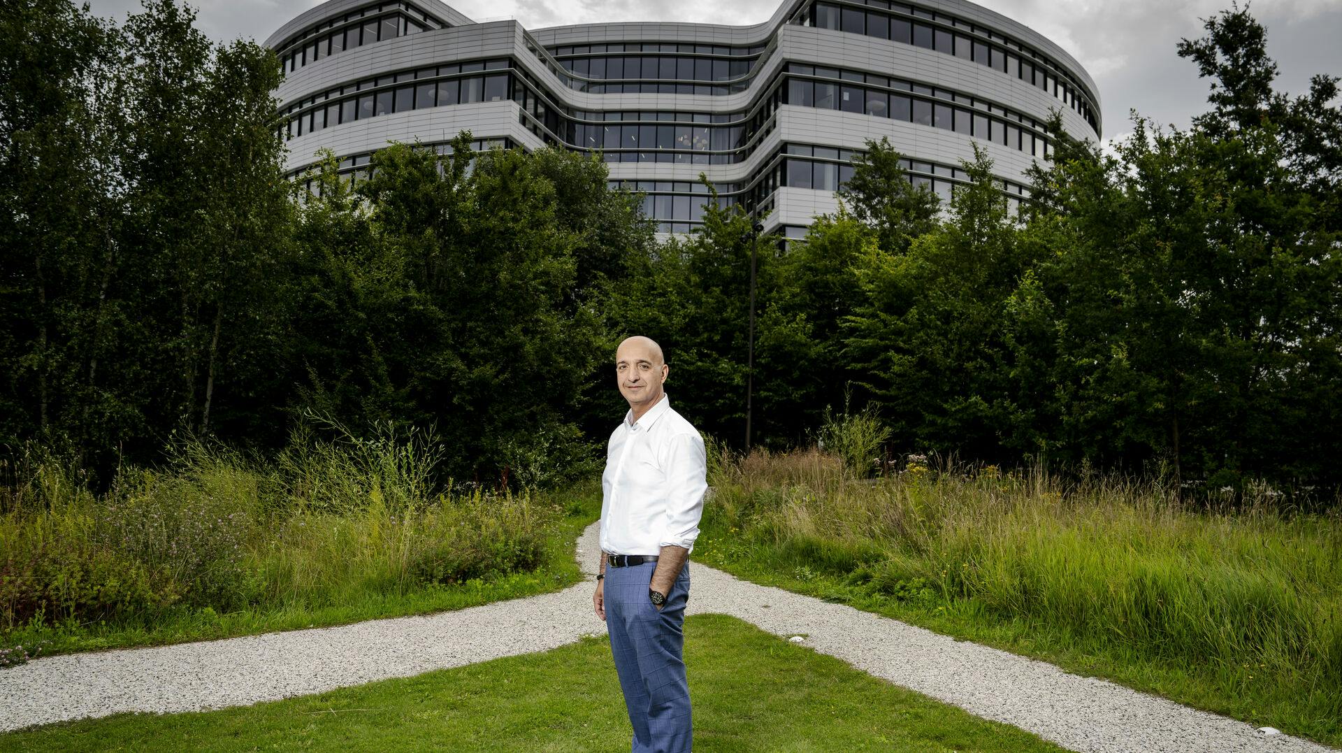 Novos nye topchef, Mike Doustdar, står bag beslutningen om de aktuelle fyringer i produktionen.