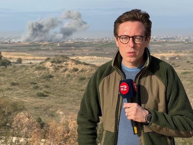 Tidligere var Benjamin Kürstein fotograf hos Ekstra Bladet. Her arbejdede han sammen med Carsten Norton.