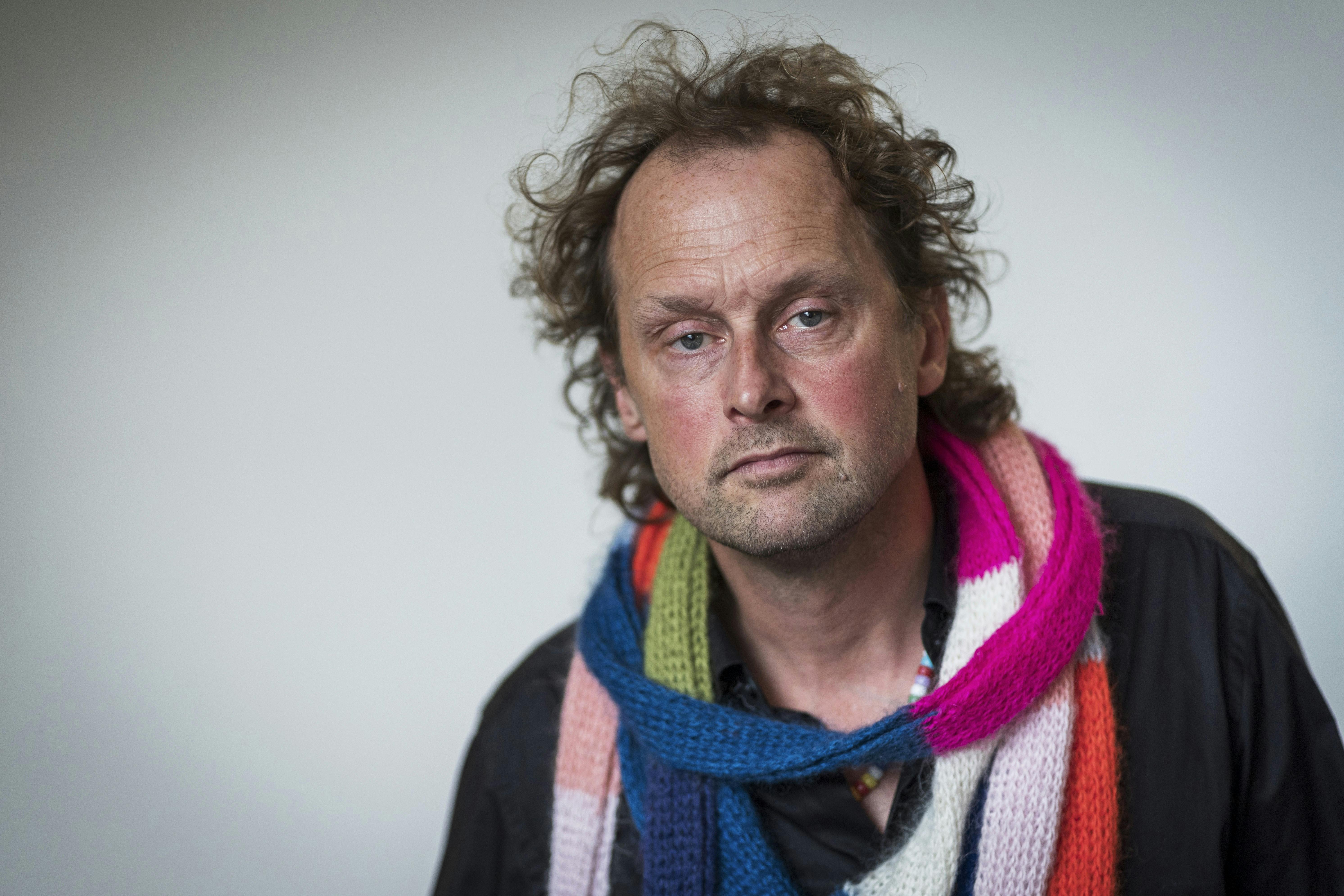 Komikeren Geo har først nu fundet sin mors grav, på trods af, at hun gik bort sidste år. 