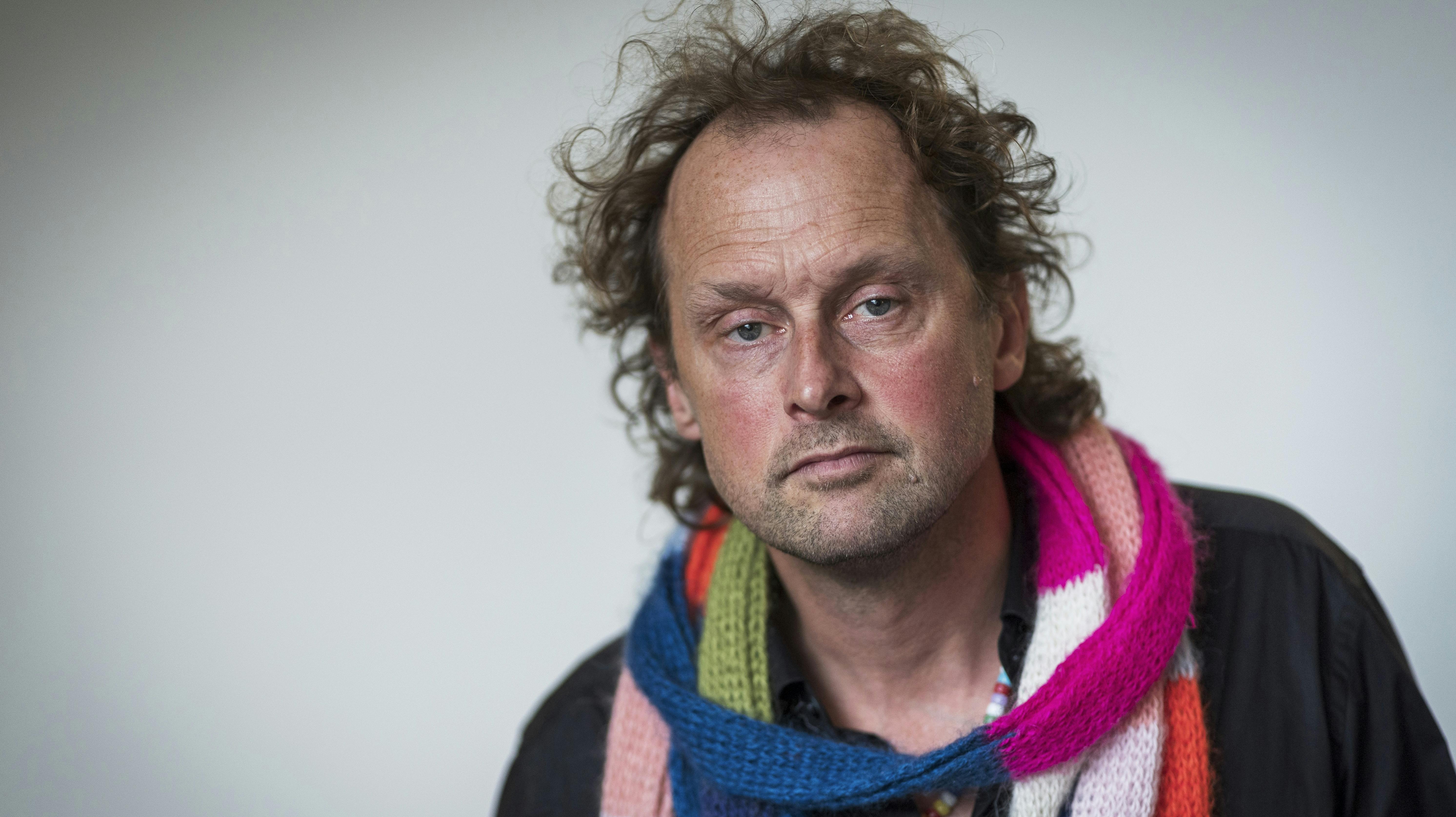 Komikeren Geo har først nu fundet sin mors grav, på trods af, at hun gik bort sidste år.