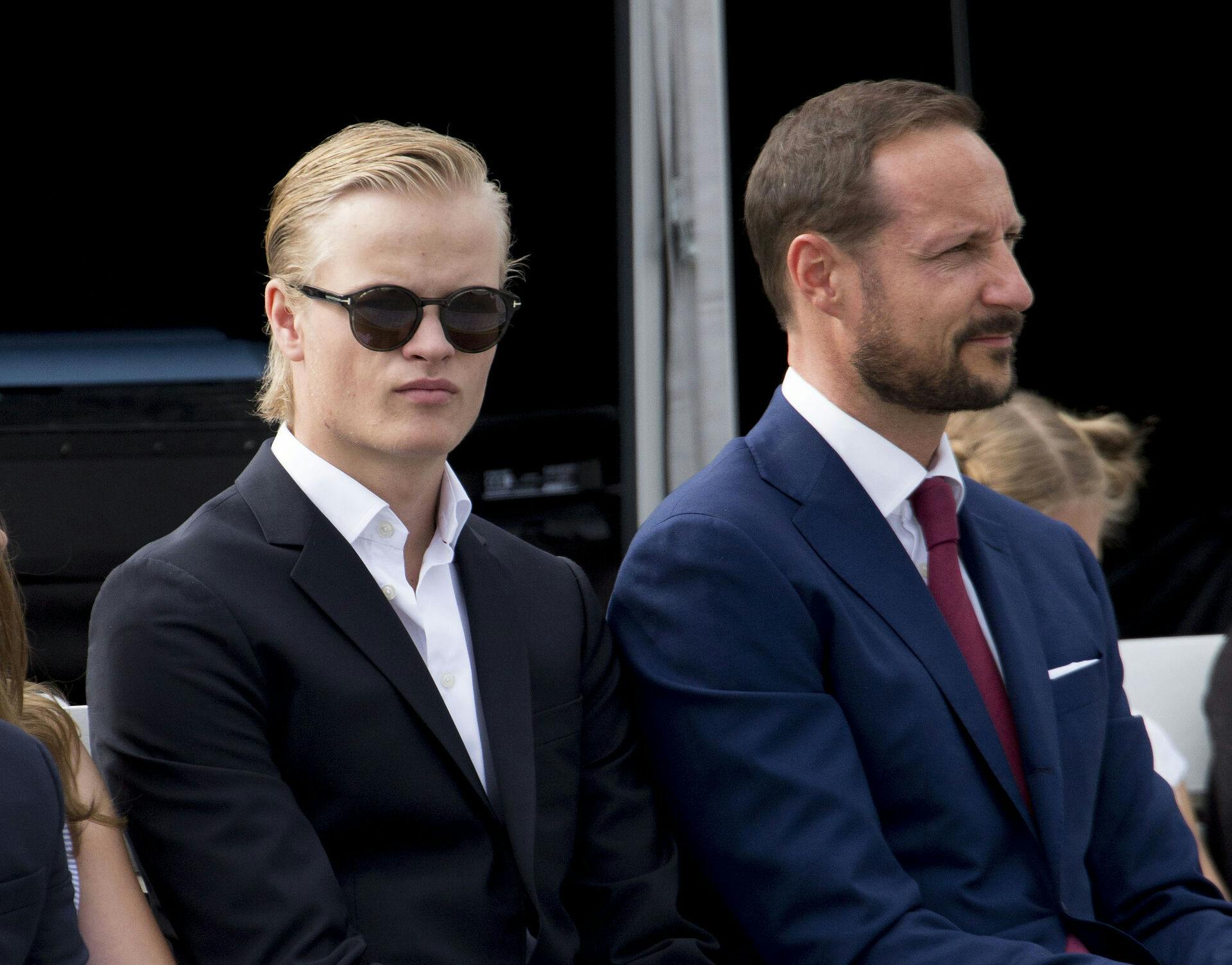Marius Borg Høiby ses her ved siden af kronprins Haakon. Nu er kronprinsessens søn havnet i økonomiske problemer med et pant i sin BMW.