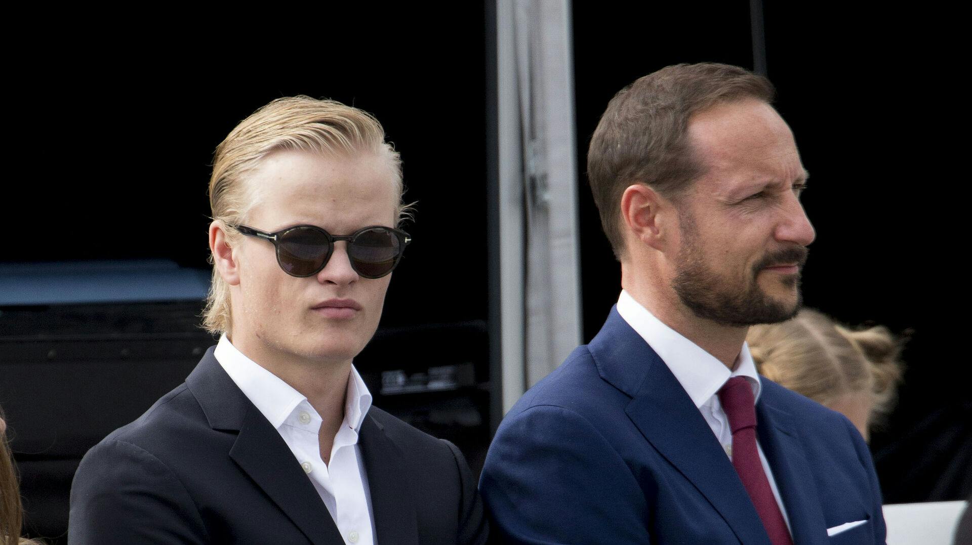 Marius Borg Høiby ses her ved siden af kronprins Haakon. Nu er kronprinsessens søn havnet i økonomiske problemer med et pant i sin BMW.