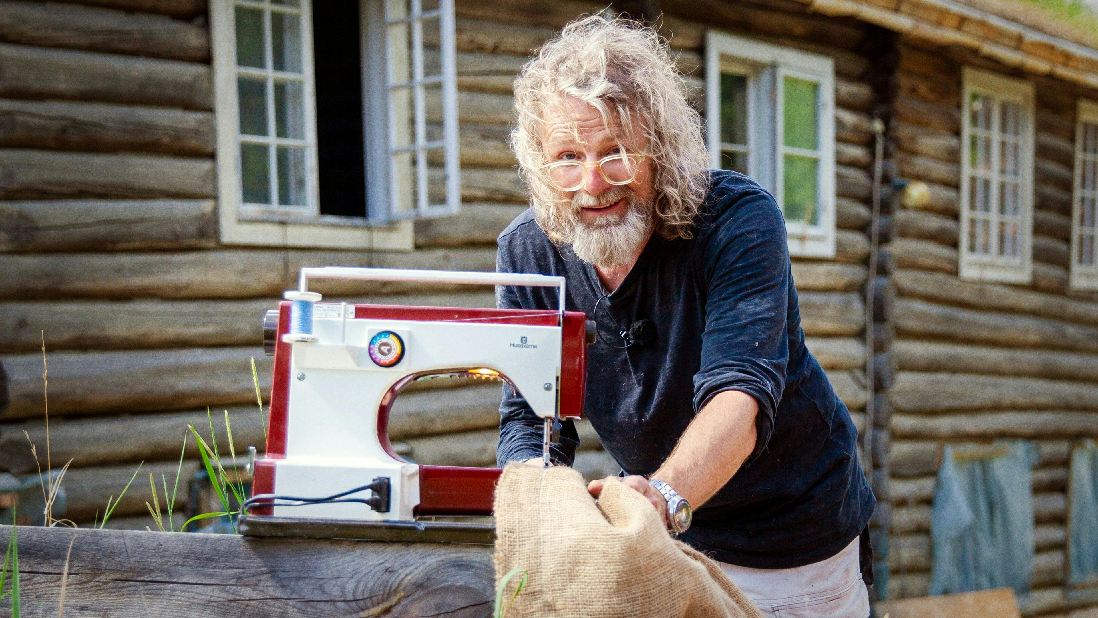 Privat deler han livet med kæresten Line Frøyland gennem tre årtier, men på nettet er det især danske kvinder, der kalder ham både "dejlig" og "hot stuff".