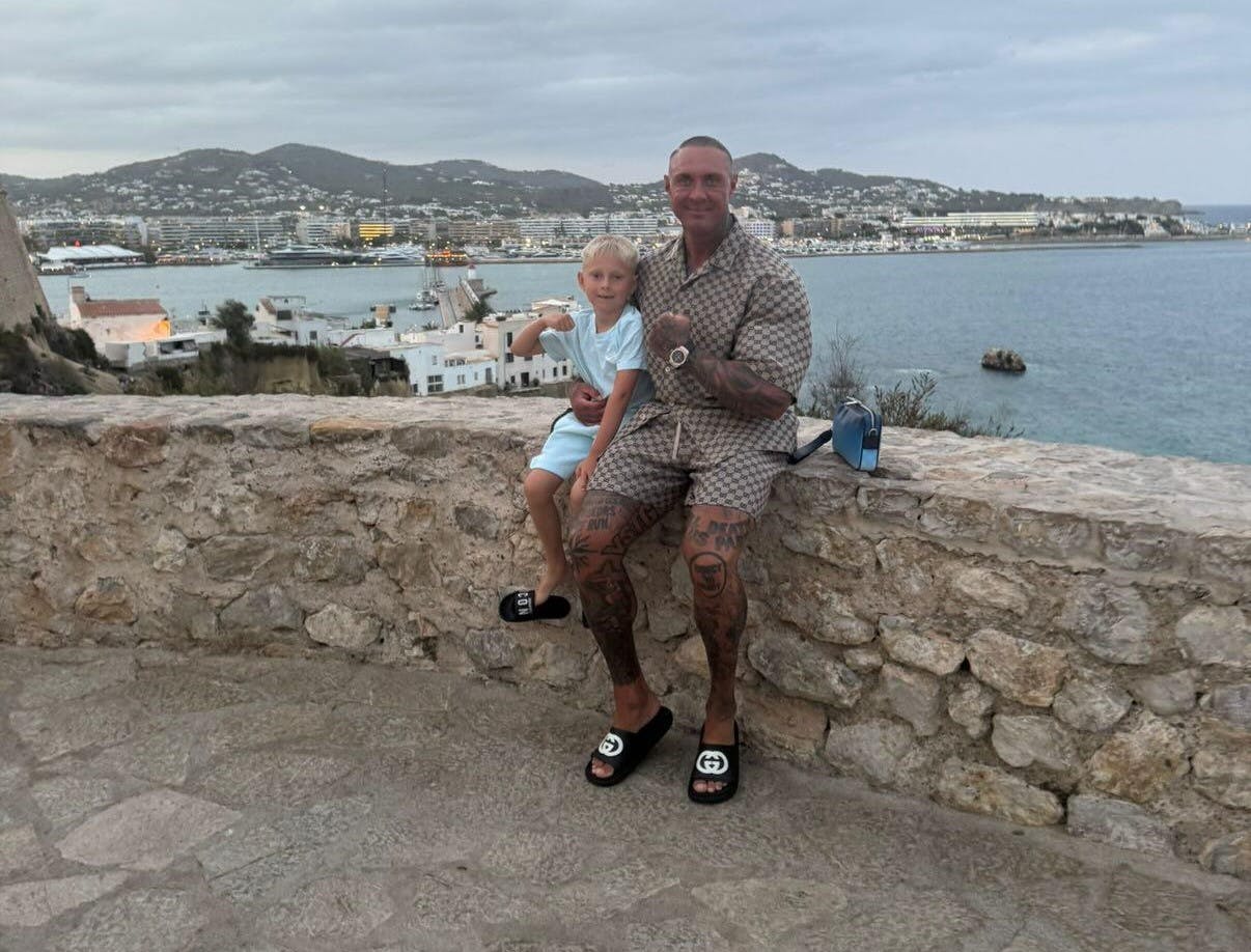 Claus Palermo tager i næste uge til ferie- og festøen Ibiza, hvor han skal kigge på hus sammen med familien. Her ses han med sin mindste søn, Victor.