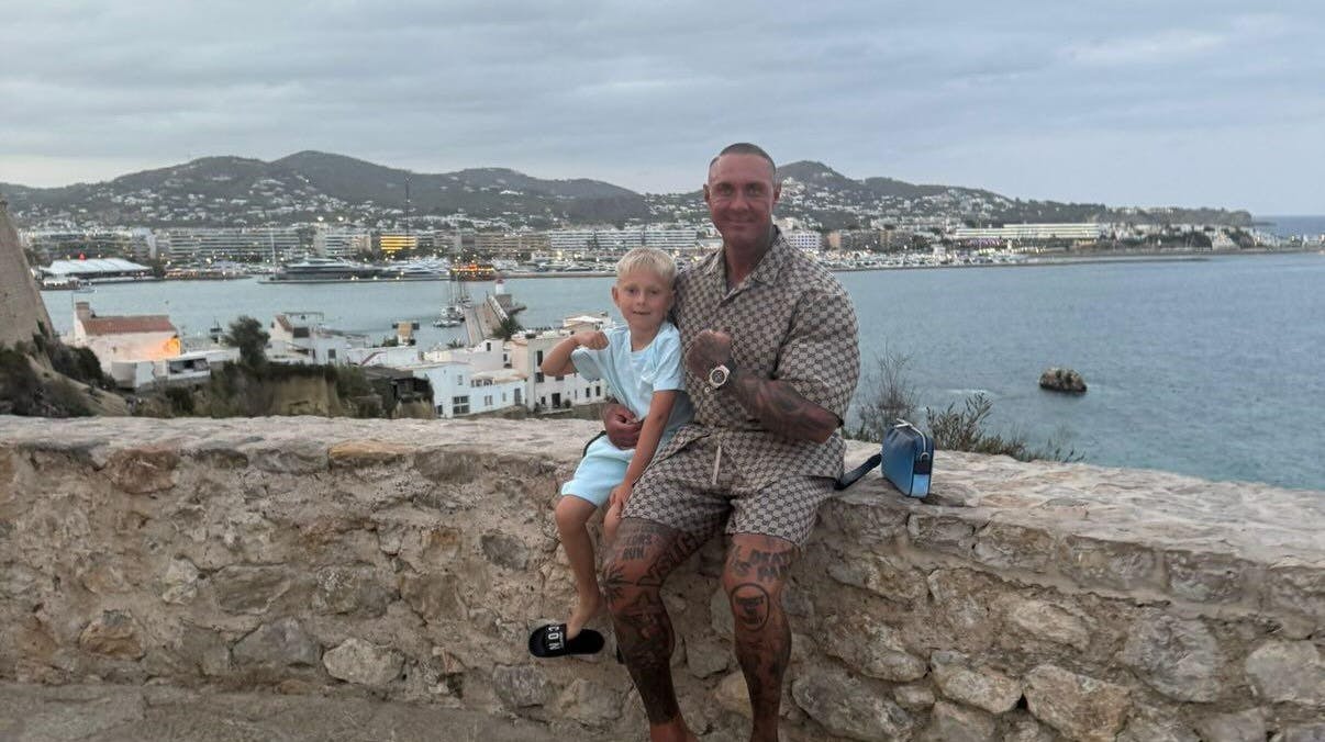 Claus Palermo tager i næste uge til ferie- og festøen Ibiza, hvor han skal kigge på hus sammen med familien. Her ses han med sin mindste søn, Victor.