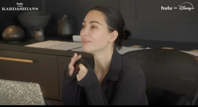 Kardashian-stjernen fortæller grædende om den skræmmende situation i den nye trailer til sæson syv af "The Kardashians". 