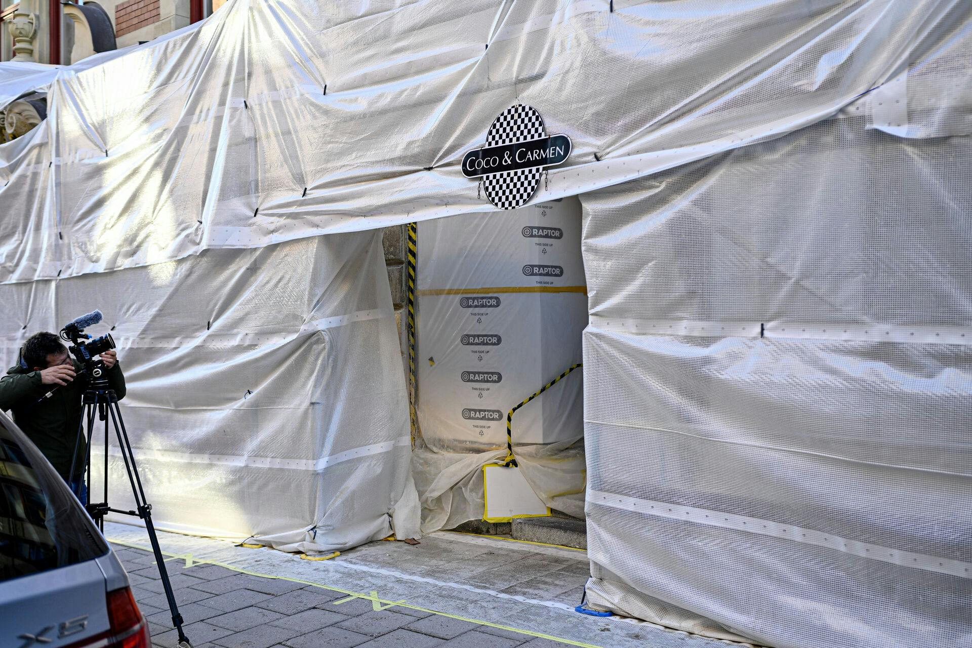 Coco & Carmen i Stockholm er blevet centrum for et alvorligt listeriaudbrud. Mindst 15 gæster er indlagt, og ejeren Joakim Almquist har offentligt undskyldt for hændelsen.