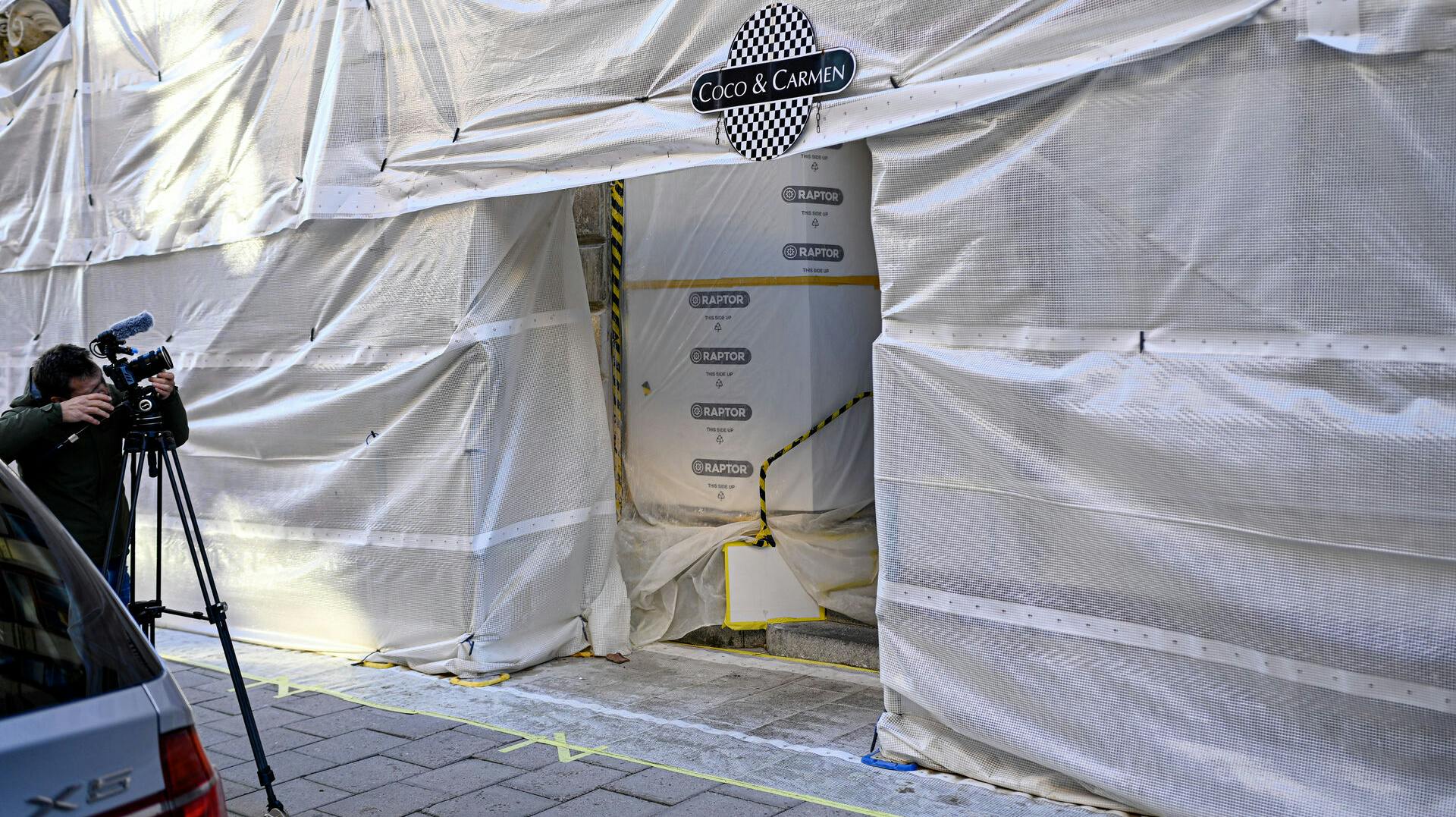 Coco & Carmen i Stockholm er blevet centrum for et alvorligt listeriaudbrud. Mindst 15 gæster er indlagt, og ejeren Joakim Almquist har offentligt undskyldt for hændelsen.
