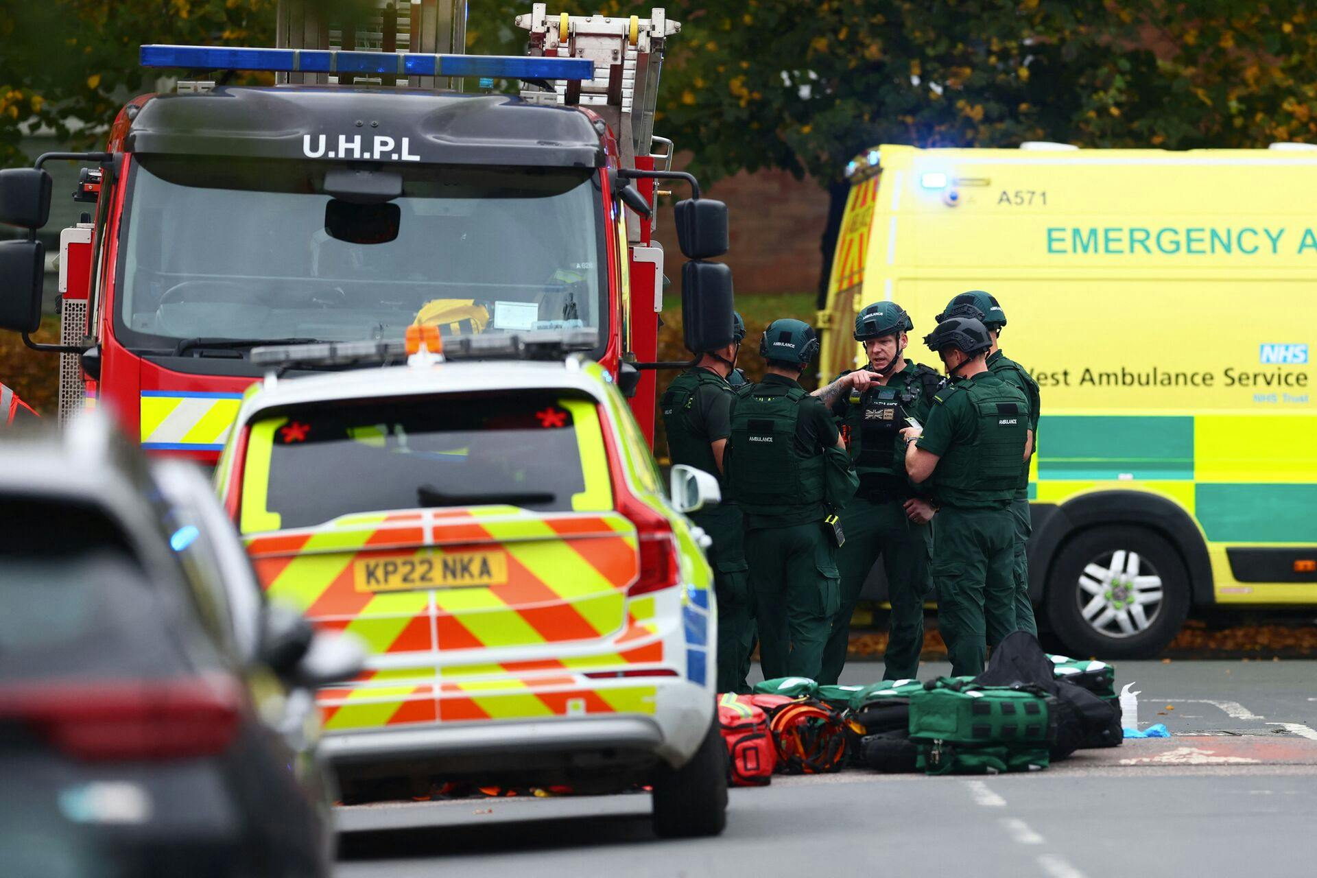 En person er ifølge Manchester Evening News død efter et angreb foran en synagoge i den engelske by. Den mistænkte gerningsmand meldes ligeledes dræbt.