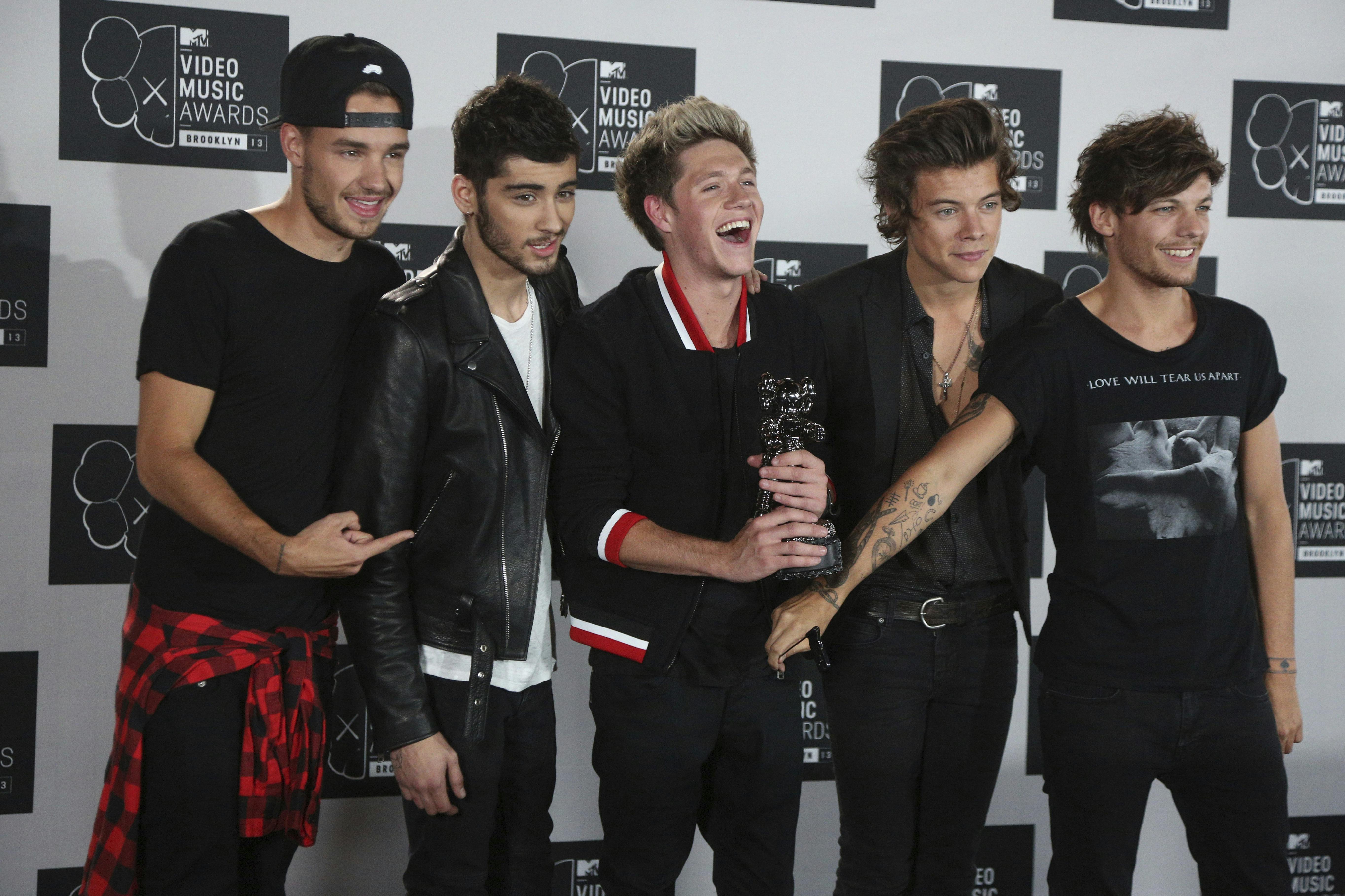 Photo by: NDZ/STAR MAX/IPx 2024 8/25/13 Liam Payne, Zayn Malik, Niall Horan, Harry Styles, and Louis Tomlinson of One Direction pose with the award for Best Song of the Summer at the 2013 MTV Video Music Awards at the Barclays Center on August 25, 2013 in the Brooklyn borough of New York City.