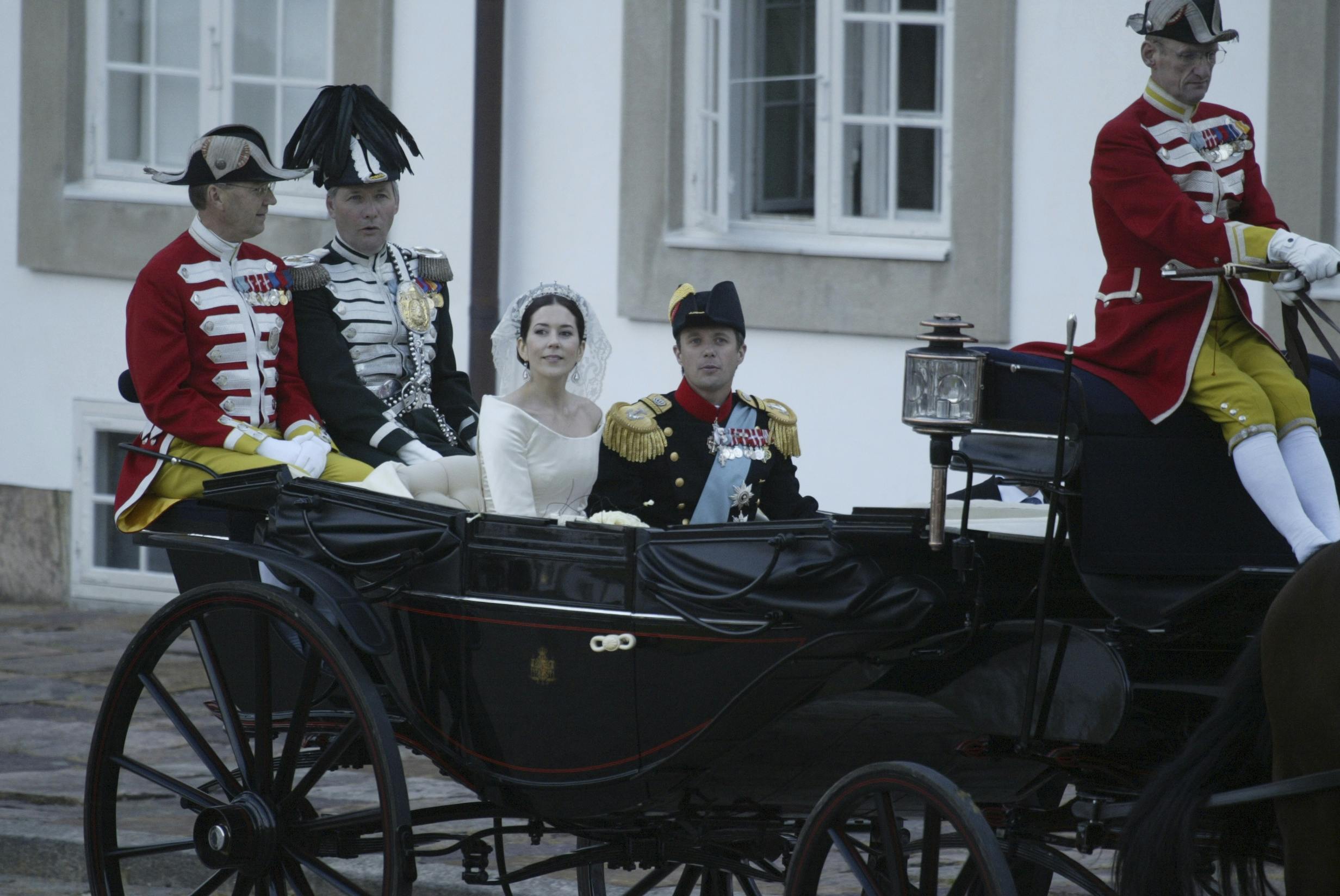 © Foto: Lars H. LaursenBegivenhed: Brudeparrets og gæsternes ankomst til Fredensborg Slot, Pool 18aSted: SlotstrappenDato: 14.05.2004Kronprinsesse Mary og Kronprins Frederik