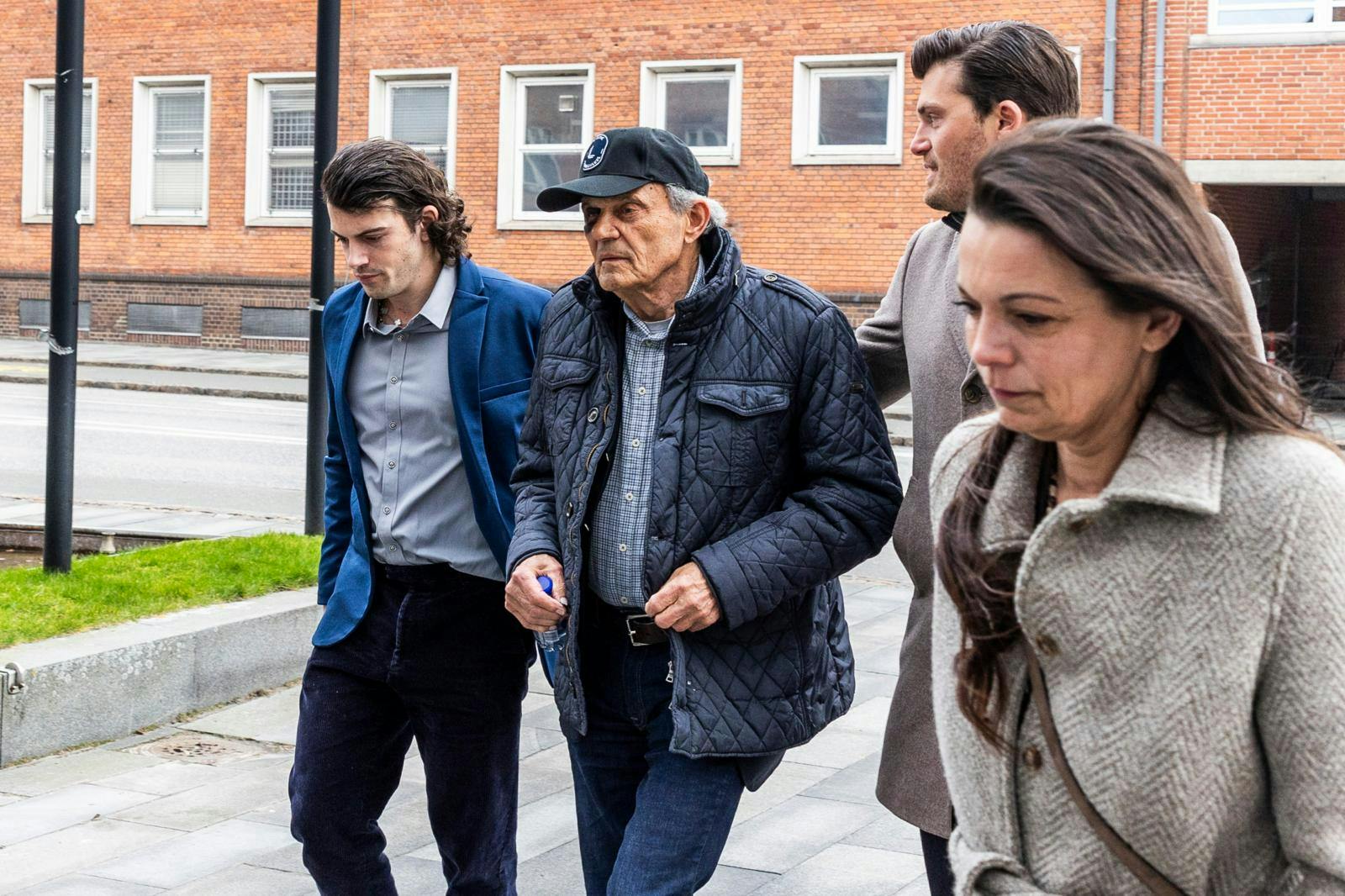 Karsten Ree var flankeret af sine sønner, da han ankom til byretten i foråret. I landsretten var han ikke til stede.