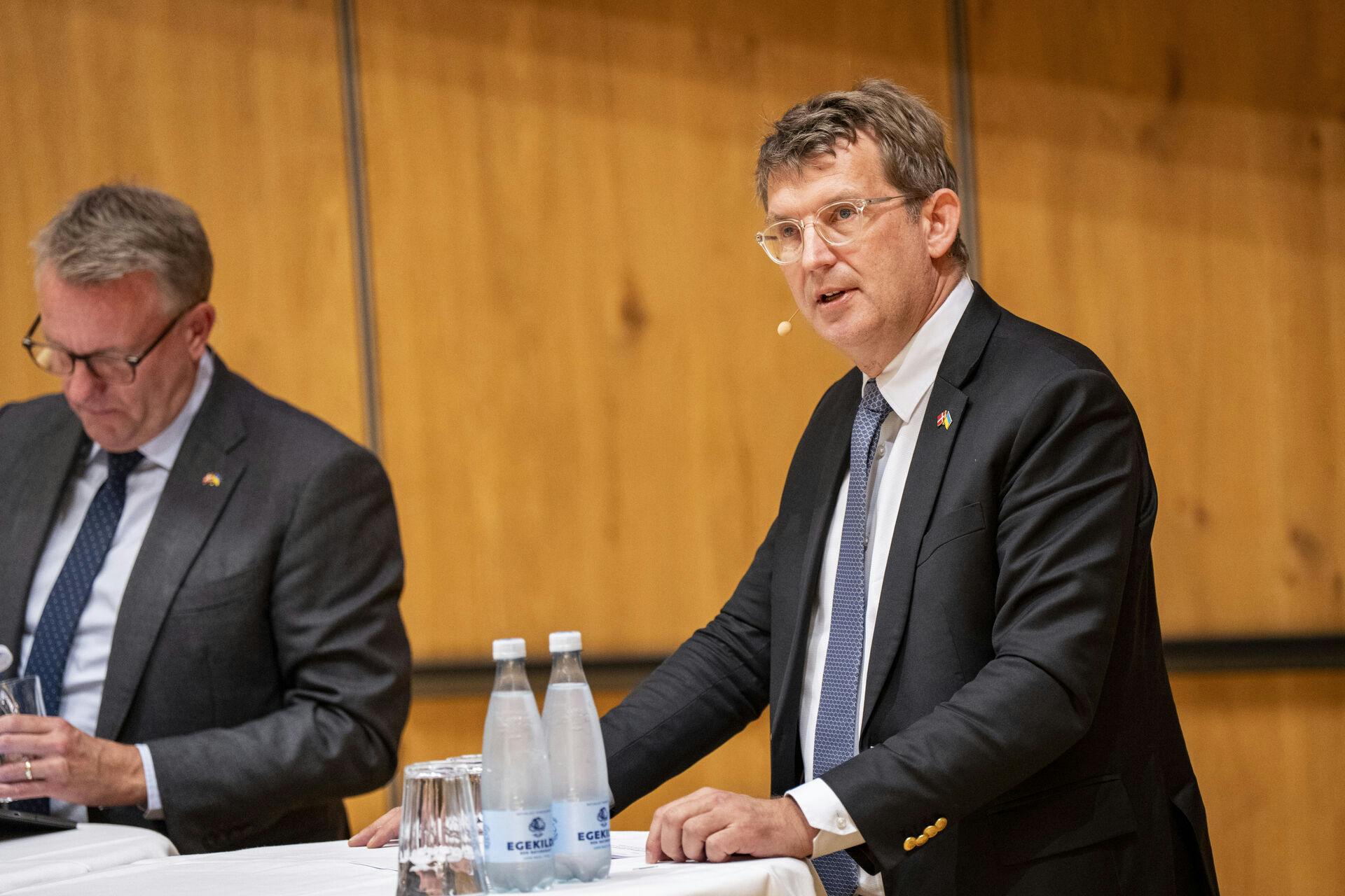 erhvervsminister Morten Bødskov (S), og forsvarsminister Troels Lund Poulsen (V) til pressemøde i Niels Bohr Bygningen om ny kæmpe kvante-satsning som åbner i Danmark torsdag den 2. oktober 2025.. (Foto: Sebastian Elias Uth/Ritzau Scanpix)
